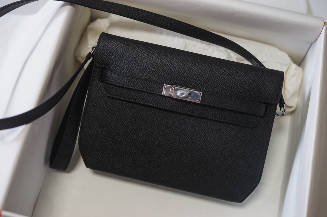 NO:699107,In stock, Kelly Deeches 25cm handbag/shoulder bag, esom leather, black, beeswax stitched, unisex style. (with additional shoulder strap) can be carried by hand or shoulder, one bag with multiple uses. Both the hand strap and shoulder strap are detachable., Hermes, hermes, satchels, Hermes,19860909半手现货 Kelly Deeches 25cm 手包/挎包 esom皮 黑色 蜜蜡线缝制 男女通用款 .(有另外配肩带)可手拿可肩背,一包多用.手拿带、肩带都可拆卸.,爱马仕,hermes,satchels,Hermes,,Bag