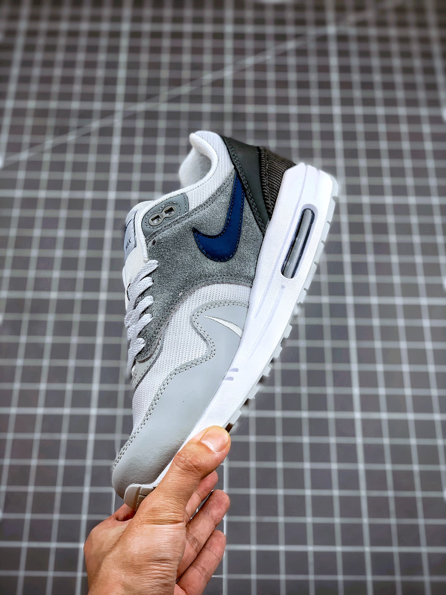 200  Nike air max1由 Tinker hatfield和 Mark Parker在1987年设计CV1639-001