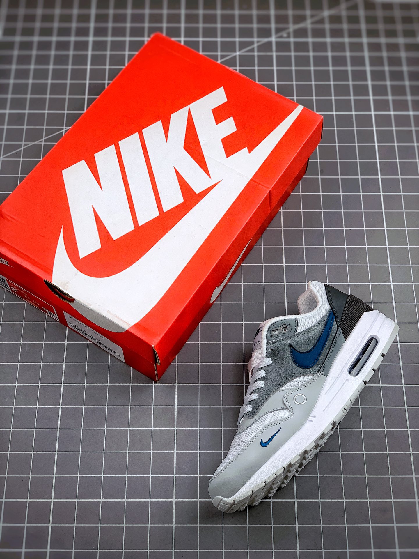 200  Nike air max1由 Tinker hatfield和 Mark Parker在1987年设计CV1639-001