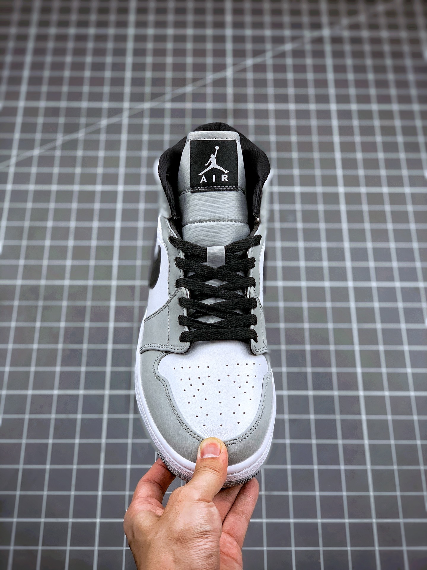 250 核心主推   Air Jordan 1 Mid 烟灰小影子 554724-092