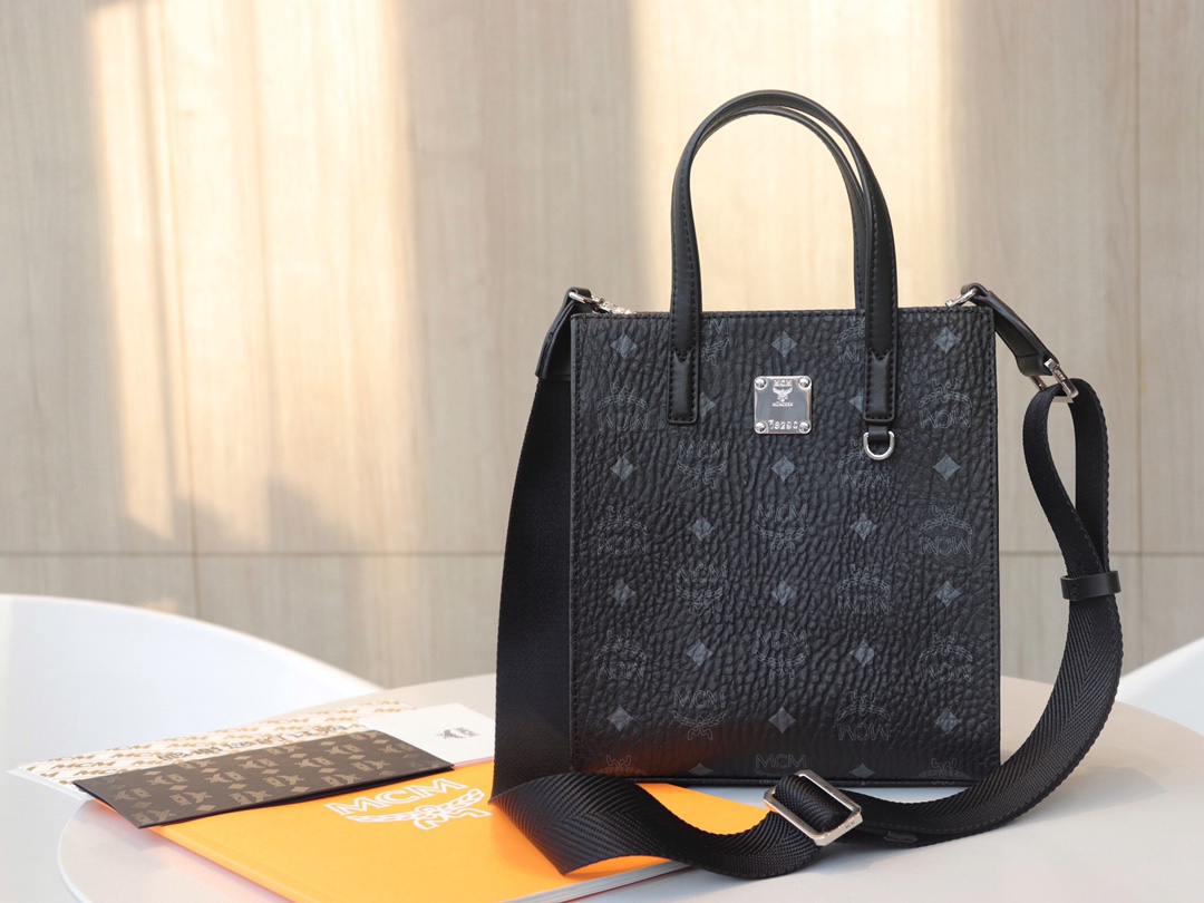 Top quality shopping bag 💐 New model #M brand 23 autumn/winter collection# Vertical tote bag can be carried by hand or slung over the shoulder, with a larger capacity than traditional baskets. Features a wide shoulder strap design for comfortable and stylish wear. The style is simple and elegant. Dimensions: 19.5cm width x 22cm height x 8.5cm base. image 1