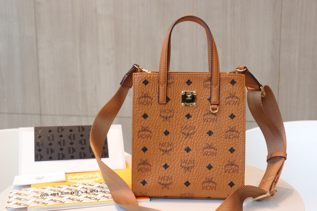 Top quality shopping bag 💐 New model from #M brand 2022 autumn/winter collection# Vertical tote bag can be carried by hand or slung over the shoulder, with a larger capacity than traditional baskets. Features a wide shoulder strap design for comfortable and stylish wear. The style is simple and elegant. Dimensions: 19.5cm width * 22cm height * 8.5cm bottom. image 1