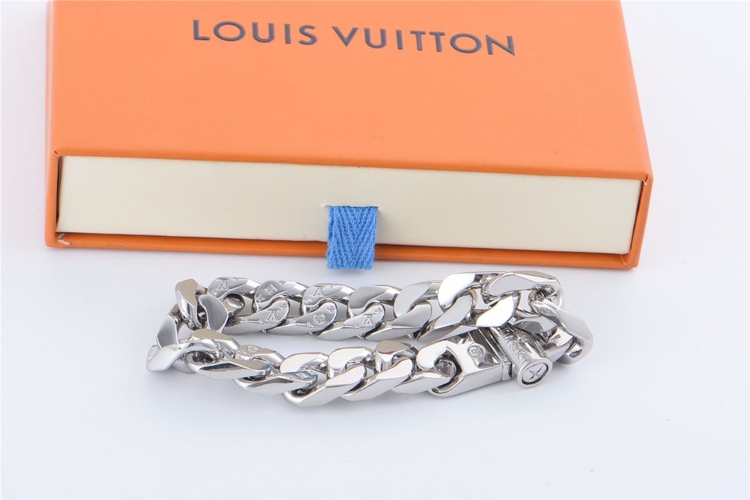 200 Louis Vutton 路易威登20ss Chain Links银色手链