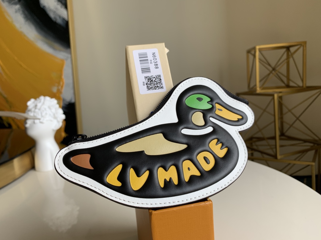 NO:395948,[Exclusive real photo N60388] NIGO series duck coin wallet DUCK change card holder, Duck change card holder is from Virgil Abloh and Japanese designer Nigo. On one side, Giant Damier Ebene pattern is presented, and the duck dress logo is flipped and displayed. The leather D-shaped ring is conveniently fixed to the handbag. Size 10.5X1X1cm X.220, LV [original leather], louis vuitton, wallets19860909【独家实拍N60388】NIGO系列鸭子零钱包DUCK 零钱卡夹,Duck 零钱卡夹来自 Virgil Abloh 和日本设计师 Nigo 的联名系列.一面呈现 Giant Damier Ebene 图案,翻转即现 Nigo 绘制的鸭子身披标识之景.皮革 D 形环方便固定于手袋.尺寸10.5X1X1cm X.220,LV【原厂皮】,louis vuitton,wallets,Bag