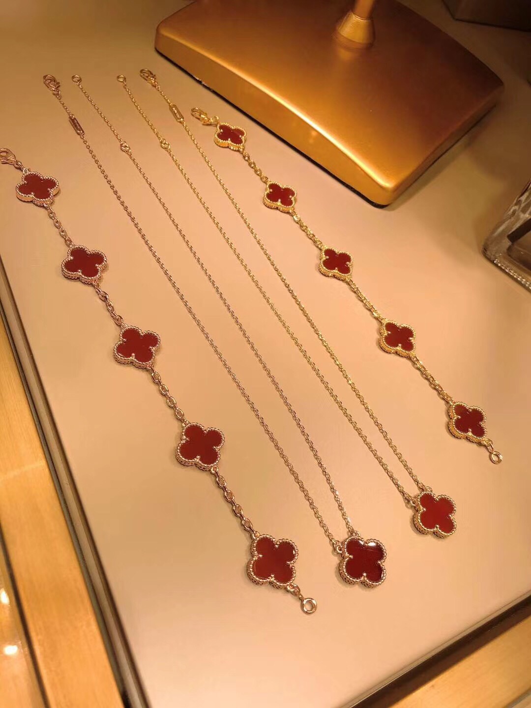 NO:102668,Times change, elegance and nobility are as lasting as ever, luck is always with you. Vc a five-flower bracelet K yellow/rose gold, Vca bracelet Vac necklace, necklace, bracelet19860909岁月变迁, 优雅与高贵恒久如初, 幸运与您常伴. V c a 五花手链K黄/玫金,Vca手链Vac项链,necklace,bracelet,Jewelry