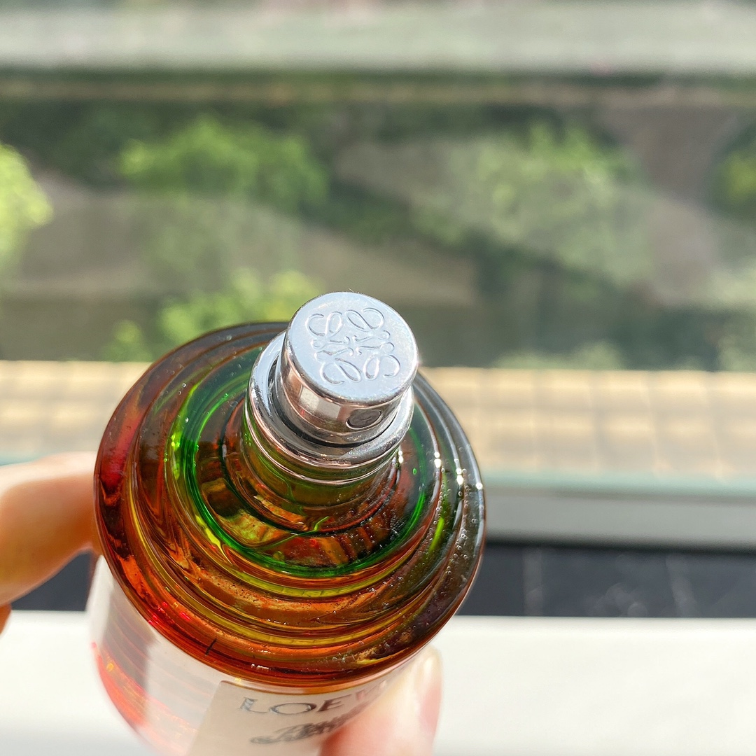 115💰专柜品质
前调:白松香,马达加斯加柑橘,椰子水
中调:浮木,百合花,鸡蛋花
后调:龙涎香,广藿香,香草
这款香调属于水生调,清淡微甜的花香与椰香中带着一丝海风的气息~从气味上来说,夏日气息非常浓,大概的景象就是漫步在海滩上,等待最后那一抹余晖,即使没有去过伊维萨岛,但是感觉也带回了那里的海风,情绪,还有芬芳。包装跟香水的气味以及名字高度匹配,就是海岛沙滩上的余晖,总的来说,老罗家这款香水限量版的诚意:感谢,我收获了伊维萨岛永不落幕的夏日,再见。