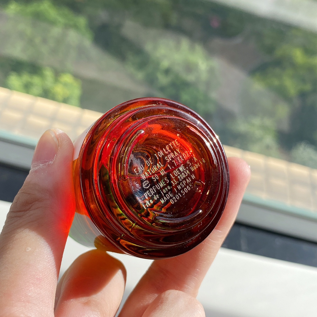115💰专柜品质
前调:白松香,马达加斯加柑橘,椰子水
中调:浮木,百合花,鸡蛋花
后调:龙涎香,广藿香,香草
这款香调属于水生调,清淡微甜的花香与椰香中带着一丝海风的气息~从气味上来说,夏日气息非常浓,大概的景象就是漫步在海滩上,等待最后那一抹余晖,即使没有去过伊维萨岛,但是感觉也带回了那里的海风,情绪,还有芬芳。包装跟香水的气味以及名字高度匹配,就是海岛沙滩上的余晖,总的来说,老罗家这款香水限量版的诚意:感谢,我收获了伊维萨岛永不落幕的夏日,再见。