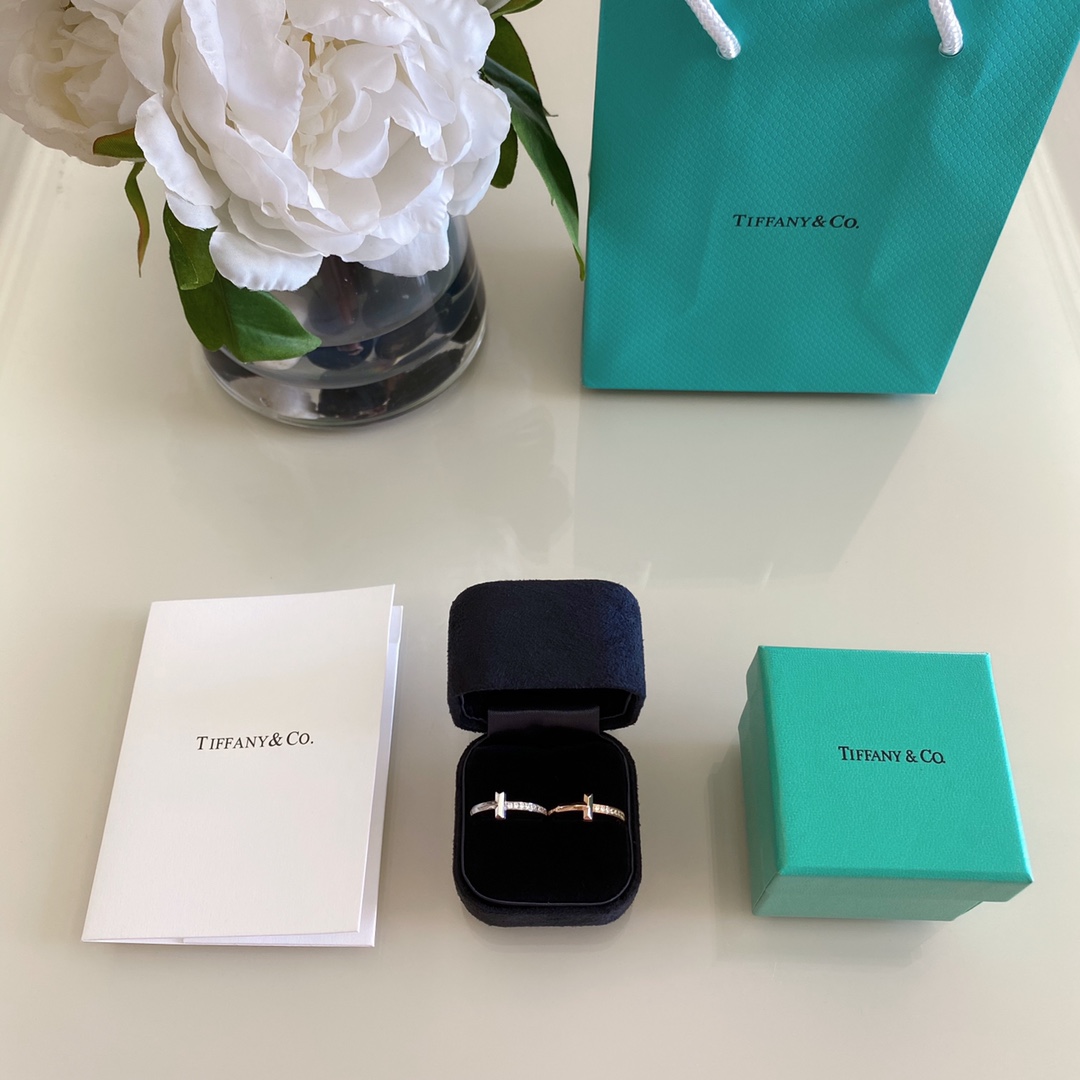 NO:632587,88220, same style as Yi Yang Qianxi, two colors, 4 sizes respectively, 15/16/17/18mm inner ring diameter!  Tiff@ny T1 ring!  Brand new T1 series!  It has changed from a double 'T' to a simple single 'T', which is more modern and avant-garde. When worn on the hand, it looks like a complete circle, implying repeated cycles and giving people a sense of unlimited vitality!  Although the shape is simple, the texture is not reduced. The letter T with full lines gives people a cool feeling, so it can be worn by both men and women. COULE, go for it~ The most popular thick metal feeling in the West is younger and more powerful. The half-diamond and half-metal style is very versatile. It is not particularly ostentatious but also has a little bit of care. It can be perfectly integrated into various occasions and styles. Ring, Cardia high-end jewelry1986090988220,易烊千玺同款 两色分别4个码数15/16/17/18㎜内圈直径！ Tiff@ny T1戒指！全新T1系列！由 双‘T’变为简洁的单‘T’,更加摩登前卫.戴在手上,如同一个完整的圆,寓意着循环反复,给人一种无限生机的可能性！虽然造型简约,但是质感不减,线条感十足的字母T,给人一种酷酷的感觉,所以男女都可以佩戴,COULE们,冲鸭~ 当西最流行的粗金属感,更年轻,更有力量感,半钻半金属的款式非常百搭,既不特别张扬又有一点小心思,各种场合各种风格都能完美融入,,ring,卡迪亚高端饰品,Jewelry