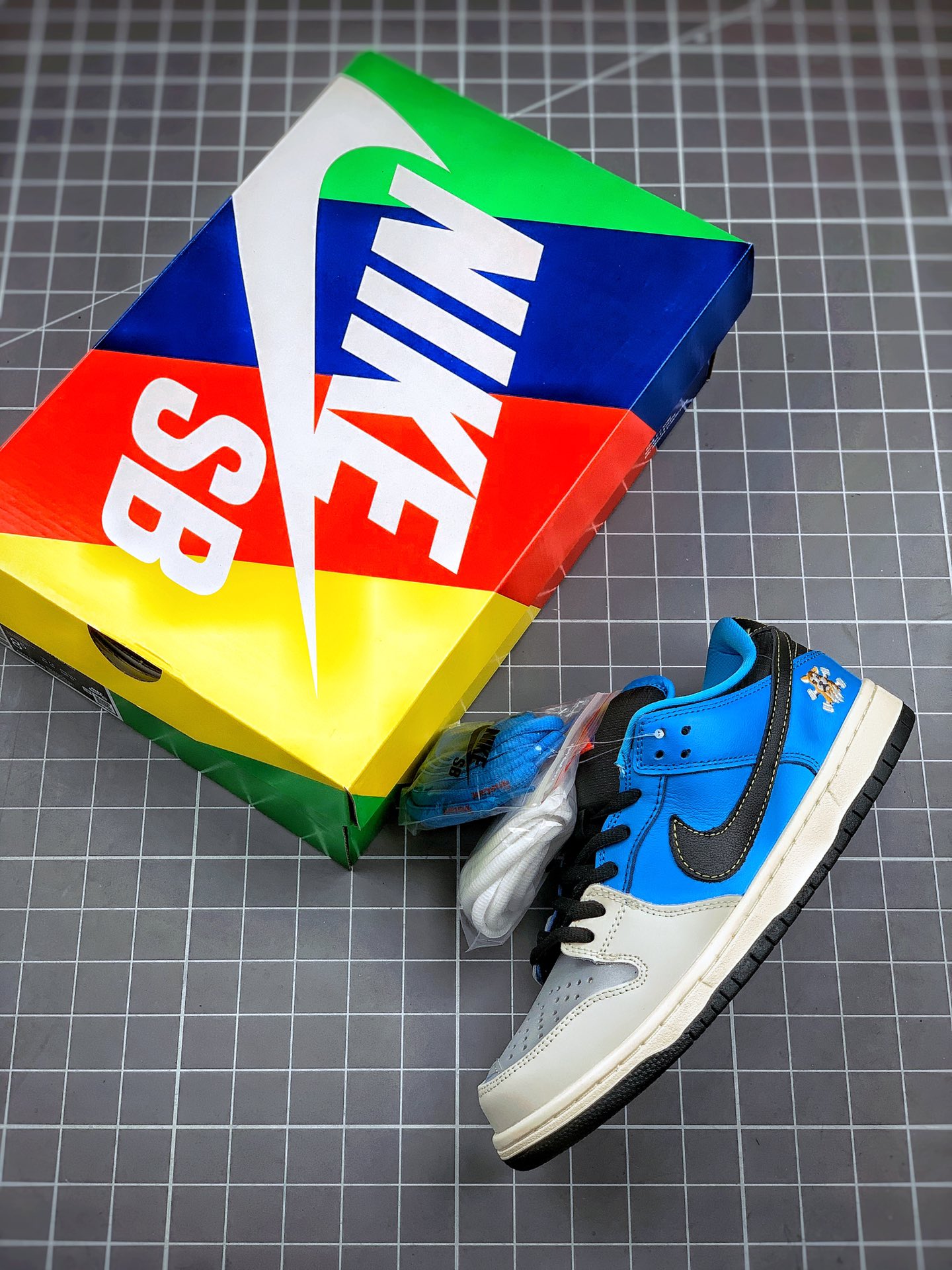 250 Instant Skateboards x NK SB Dunk Low 「狗头」滑板店铺联名 大厂公司级出品 货号：CZ5128-400