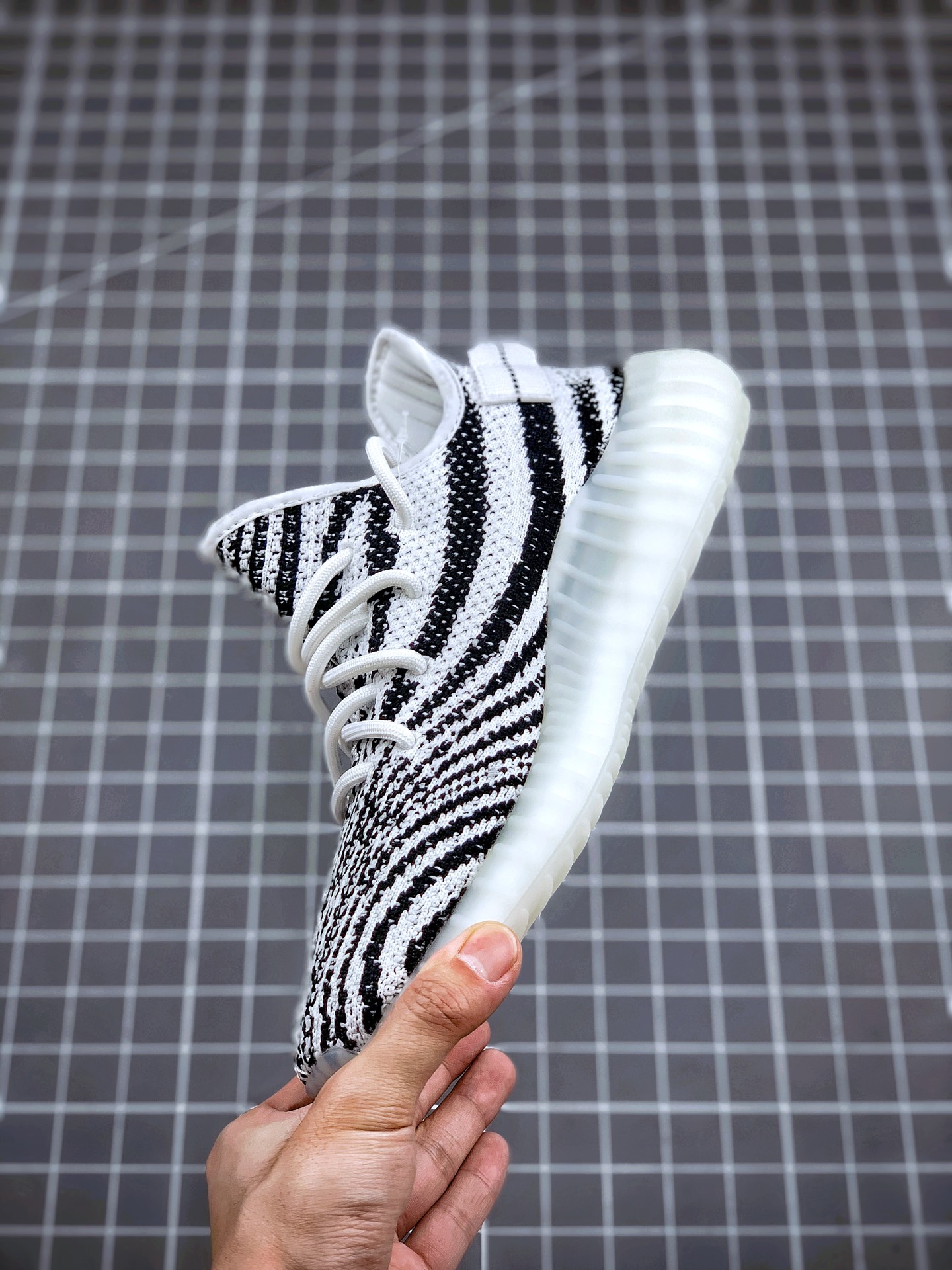 200 Yeezy 350 Boost V2 白斑马