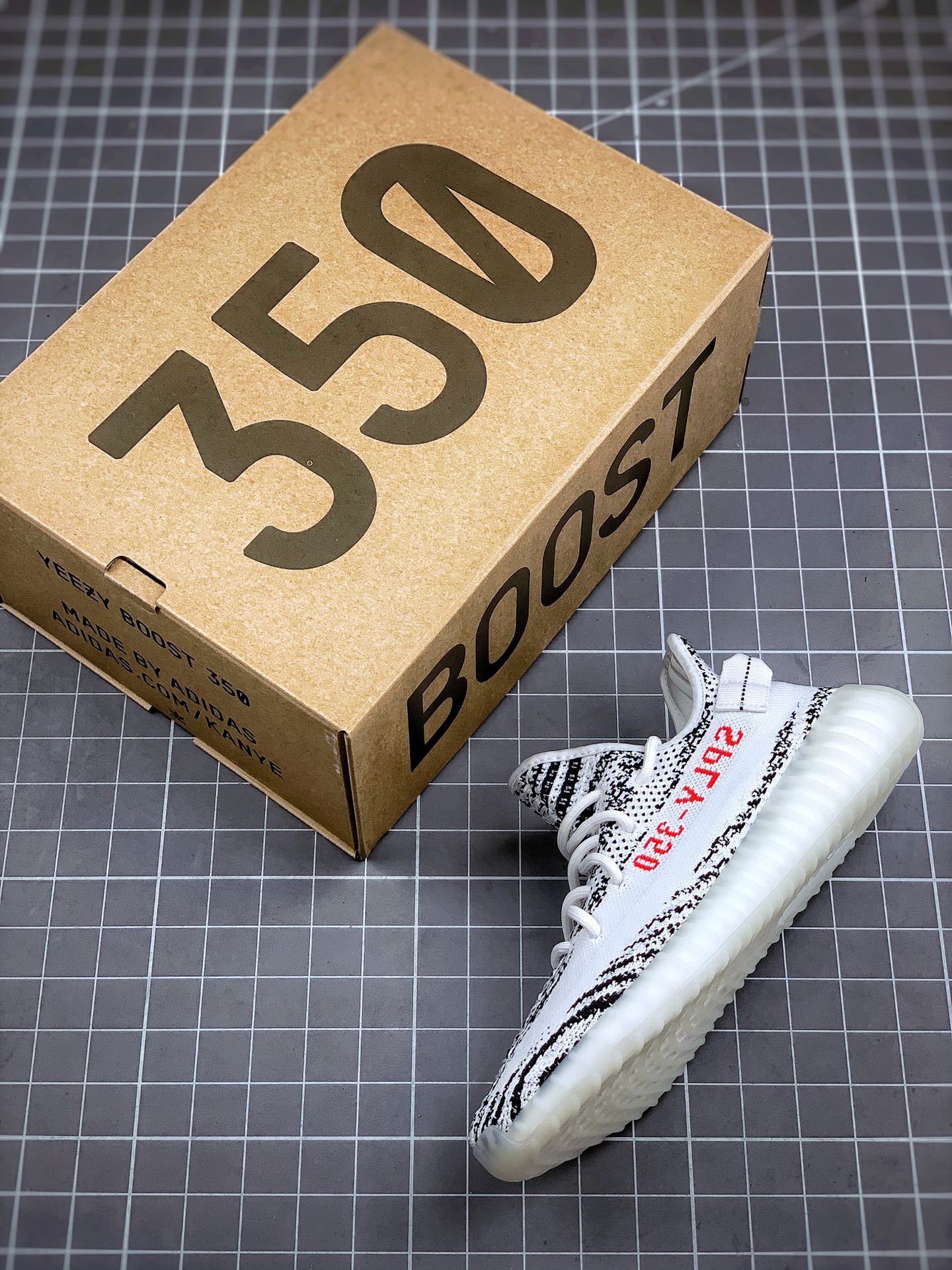 200 Yeezy 350 Boost V2 白斑马