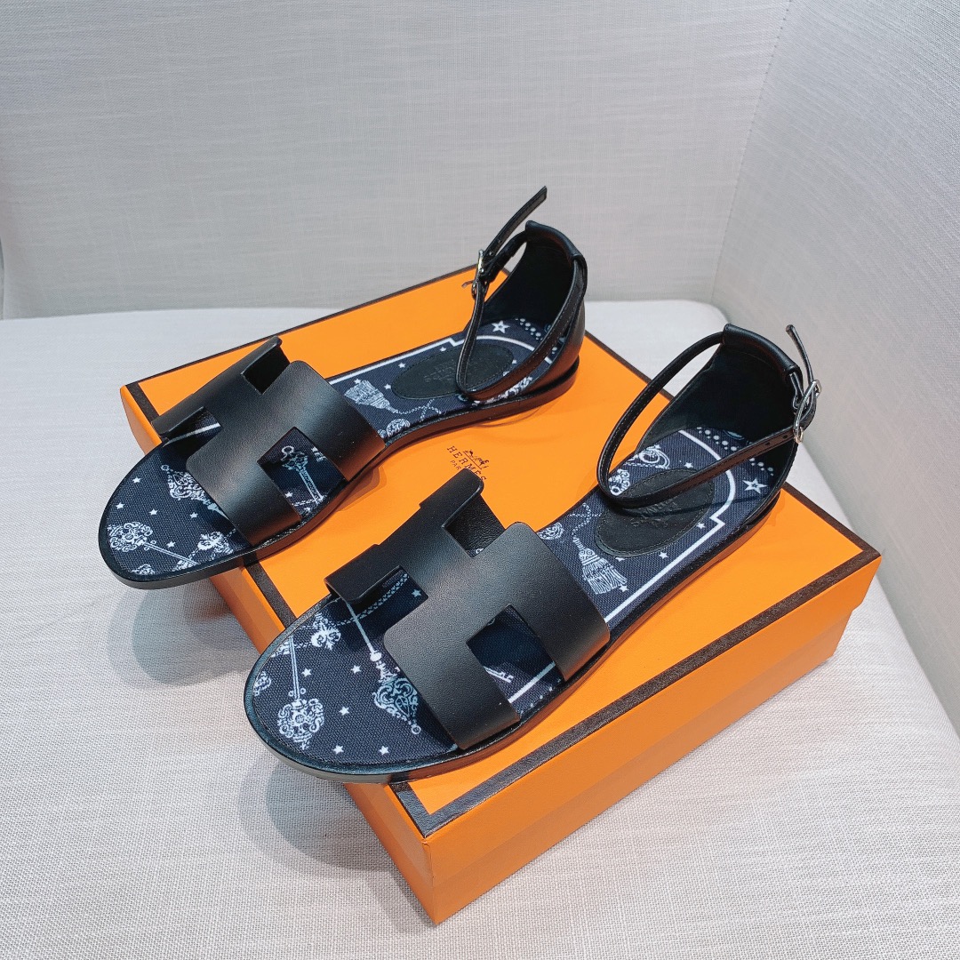 💰350 H拖2021新色来啦💕
全新改版（Hermès） 包装升级 版型做工材料升级
Hermes®🔴市场最高版本纯手工鞋✨✨          
顶级产品爱马仕拖鞋🐎          
——————————
2021早春新款原版购入， 师傅级纯手工打造 ！❥高端定制，行业最高版本 ❥鞋面：头层牛皮+订制级澳洲羊皮垫脚+真皮大底（追求顶级行走舒适度）🚦注意包装➰顶级专属盒 全套配齐（手提袋 布袋/2 丝巾 卡片等...）
原版品质 size：35-40（34.41.42定做不退换）