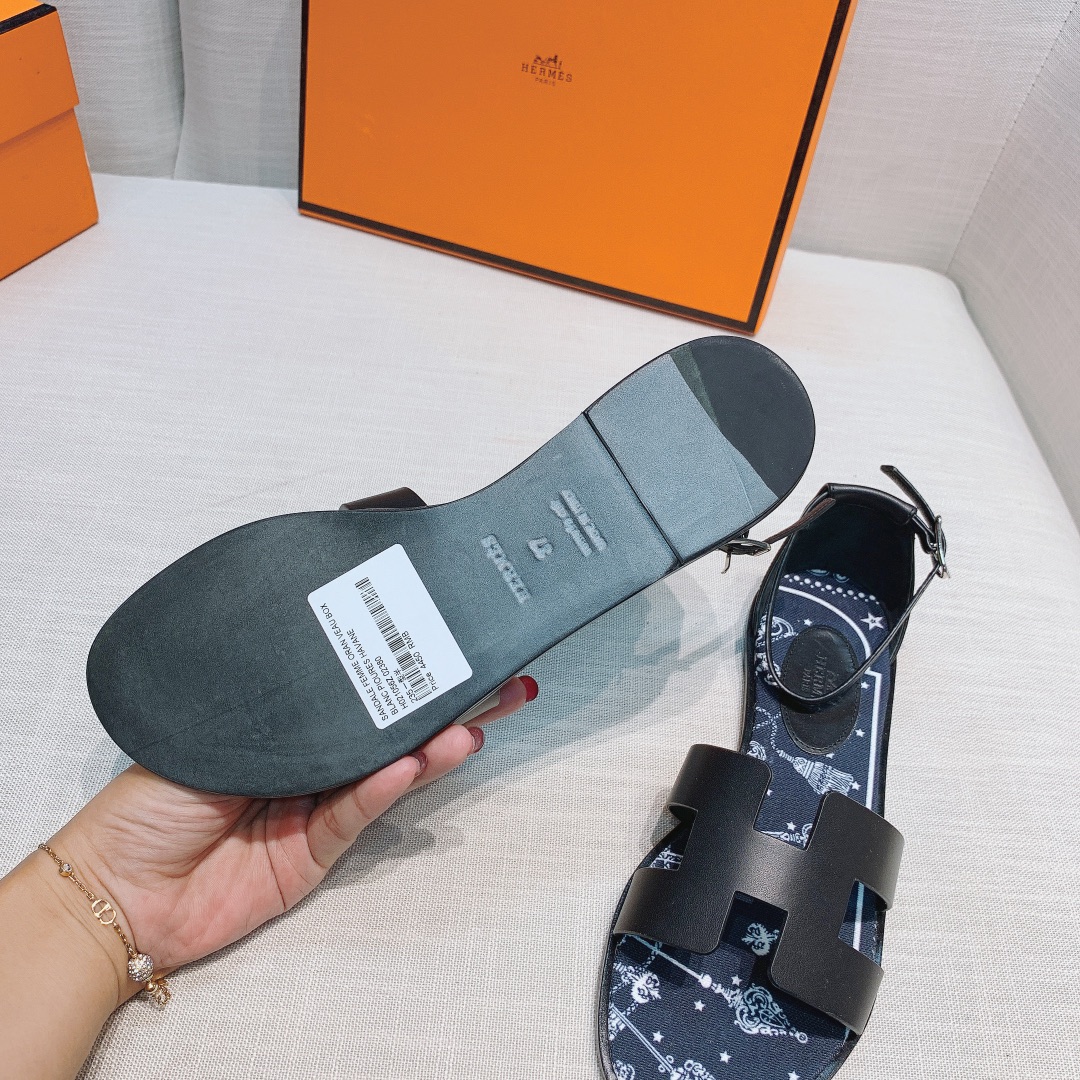 💰350 H拖2021新色来啦💕
全新改版（Hermès） 包装升级 版型做工材料升级
Hermes®🔴市场最高版本纯手工鞋✨✨          
顶级产品爱马仕拖鞋🐎          
——————————
2021早春新款原版购入， 师傅级纯手工打造 ！❥高端定制，行业最高版本 ❥鞋面：头层牛皮+订制级澳洲羊皮垫脚+真皮大底（追求顶级行走舒适度）🚦注意包装➰顶级专属盒 全套配齐（手提袋 布袋/2 丝巾 卡片等...）
原版品质 size：35-40（34.41.42定做不退换）