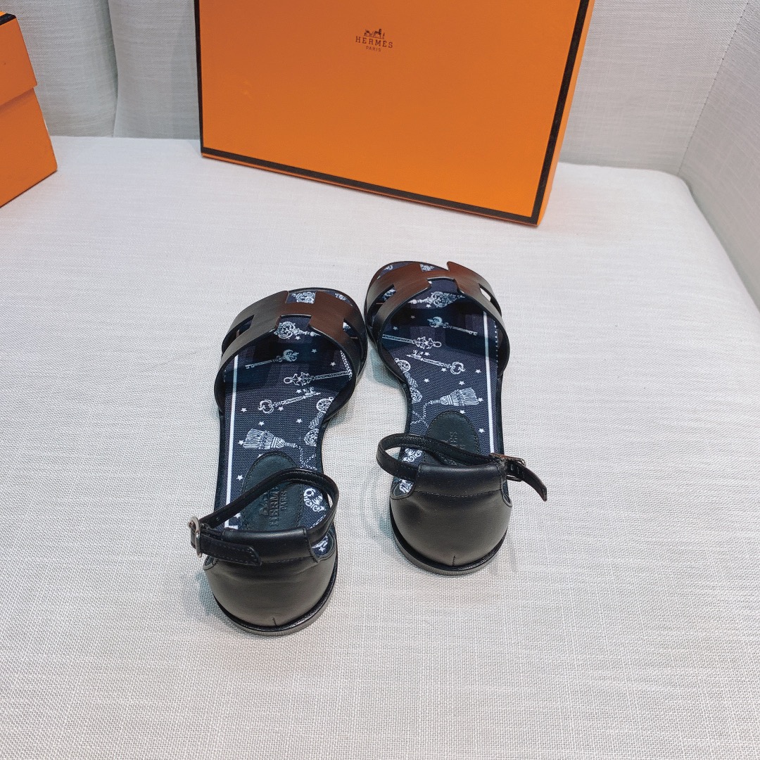 💰350 H拖2021新色来啦💕
全新改版（Hermès） 包装升级 版型做工材料升级
Hermes®🔴市场最高版本纯手工鞋✨✨          
顶级产品爱马仕拖鞋🐎          
——————————
2021早春新款原版购入， 师傅级纯手工打造 ！❥高端定制，行业最高版本 ❥鞋面：头层牛皮+订制级澳洲羊皮垫脚+真皮大底（追求顶级行走舒适度）🚦注意包装➰顶级专属盒 全套配齐（手提袋 布袋/2 丝巾 卡片等...）
原版品质 size：35-40（34.41.42定做不退换）