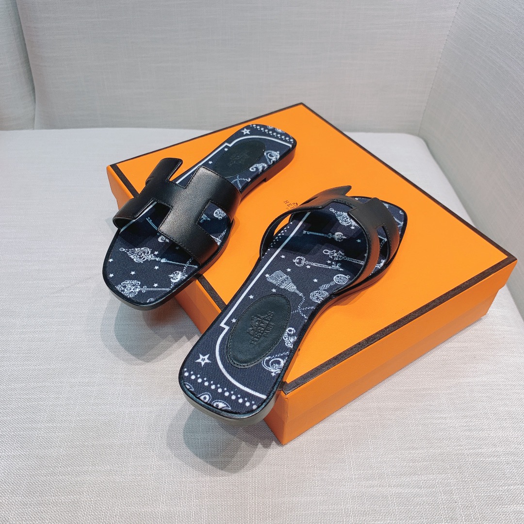 💰320 H拖2021新色来啦💕
全新改版（Hermès） 包装升级 版型做工材料升级
Hermes®🔴市场最高版本纯手工鞋✨✨          
顶级产品爱马仕拖鞋🐎          
——————————
2021早春新款原版购入， 师傅级纯手工打造 ！❥高端定制，行业最高版本 ❥鞋面：头层牛皮+订制级澳洲羊皮垫脚+真皮大底（追求顶级行走舒适度）🚦注意包装➰顶级专属盒 全套配齐（手提袋 布袋/2 丝巾 卡片等...）
原版品质 size：35-40（34.41.42定做不退换）