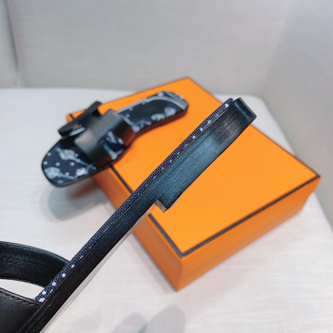💰320 H拖2021新色来啦💕
全新改版（Hermès） 包装升级 版型做工材料升级
Hermes®🔴市场最高版本纯手工鞋✨✨          
顶级产品爱马仕拖鞋🐎          
——————————
2021早春新款原版购入， 师傅级纯手工打造 ！❥高端定制，行业最高版本 ❥鞋面：头层牛皮+订制级澳洲羊皮垫脚+真皮大底（追求顶级行走舒适度）🚦注意包装➰顶级专属盒 全套配齐（手提袋 布袋/2 丝巾 卡片等...）
原版品质 size：35-40（34.41.42定做不退换）