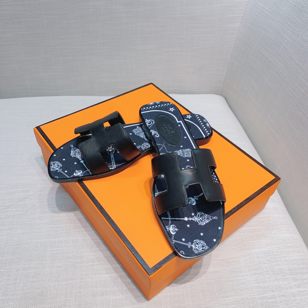 💰320 H拖2021新色来啦💕
全新改版（Hermès） 包装升级 版型做工材料升级
Hermes®🔴市场最高版本纯手工鞋✨✨          
顶级产品爱马仕拖鞋🐎          
——————————
2021早春新款原版购入， 师傅级纯手工打造 ！❥高端定制，行业最高版本 ❥鞋面：头层牛皮+订制级澳洲羊皮垫脚+真皮大底（追求顶级行走舒适度）🚦注意包装➰顶级专属盒 全套配齐（手提袋 布袋/2 丝巾 卡片等...）
原版品质 size：35-40（34.41.42定做不退换）
