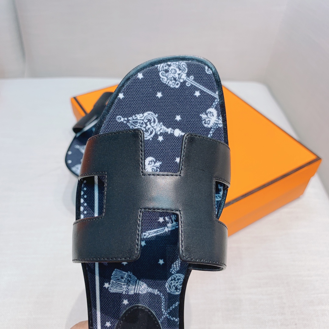 💰320 H拖2021新色来啦💕
全新改版（Hermès） 包装升级 版型做工材料升级
Hermes®🔴市场最高版本纯手工鞋✨✨          
顶级产品爱马仕拖鞋🐎          
——————————
2021早春新款原版购入， 师傅级纯手工打造 ！❥高端定制，行业最高版本 ❥鞋面：头层牛皮+订制级澳洲羊皮垫脚+真皮大底（追求顶级行走舒适度）🚦注意包装➰顶级专属盒 全套配齐（手提袋 布袋/2 丝巾 卡片等...）
原版品质 size：35-40（34.41.42定做不退换）