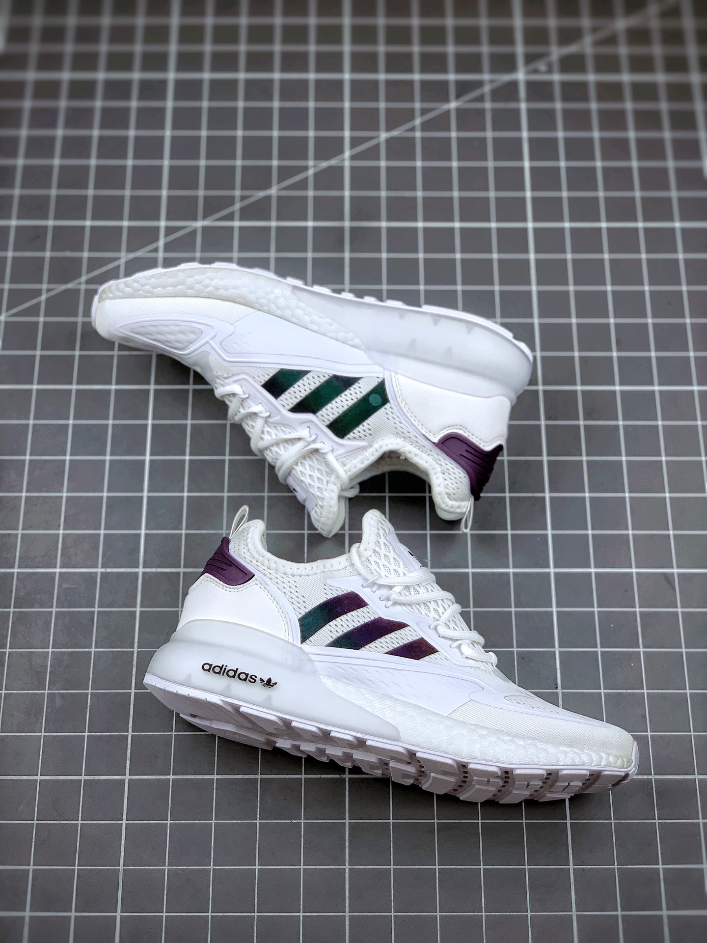 190 AD Originals ZX 2K Boost  这款街头经典板鞋官方货号：FV8489