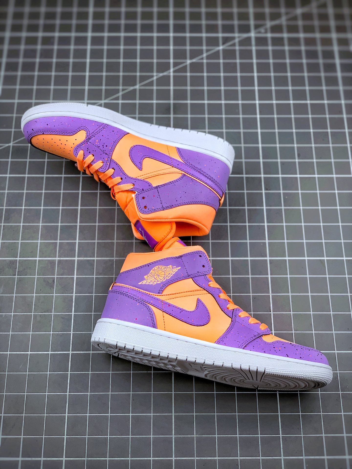 250 Air Jordan 1 Mid 粉紫泼墨 AJ1乔一中帮休闲板鞋货号：AV5174-800