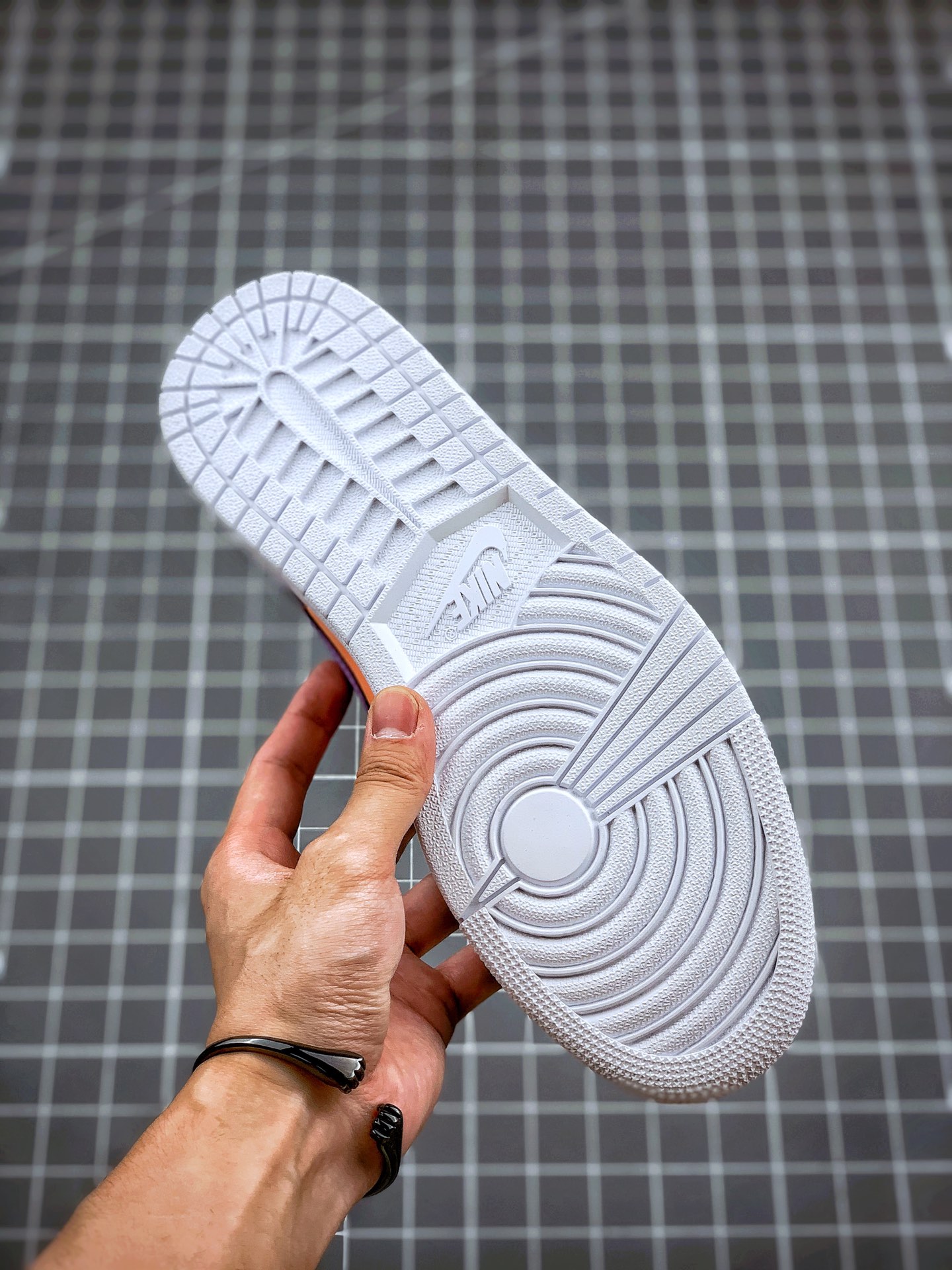 250 Air Jordan 1 Mid 粉紫泼墨 AJ1乔一中帮休闲板鞋货号：AV5174-800