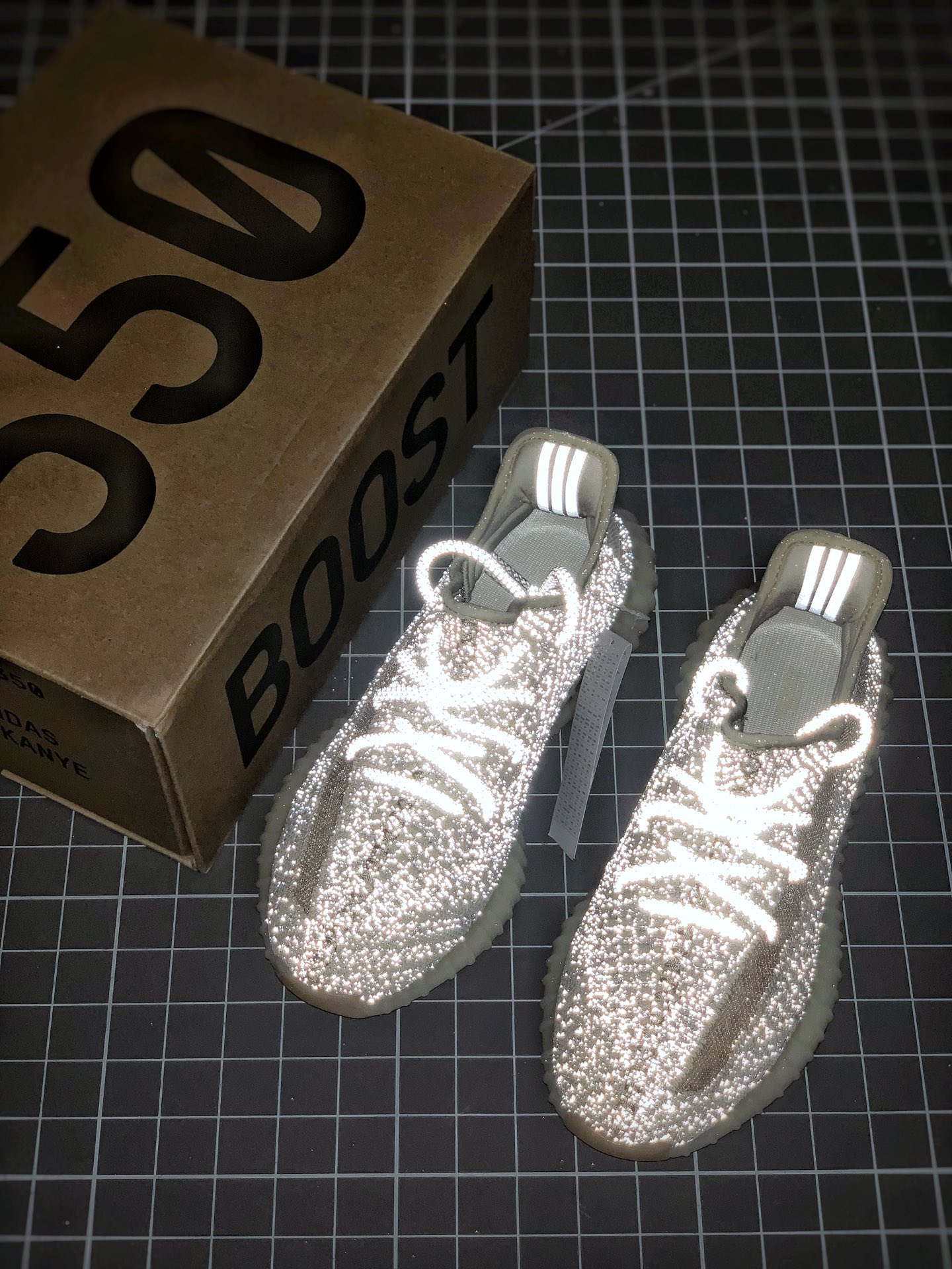 200 YEEZY 350V2 芝麻满天星 美洲限定2.0