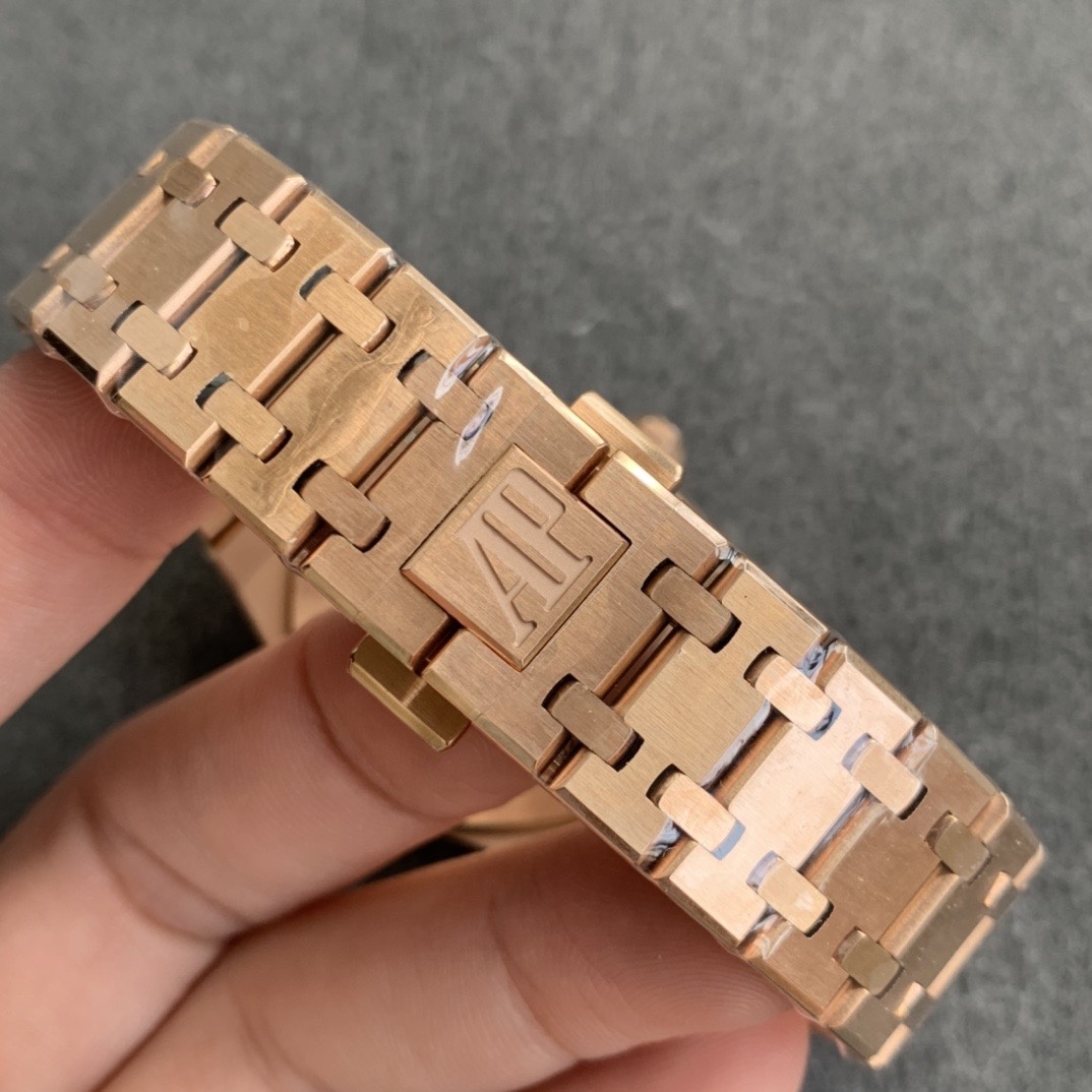 Audemars Piguet JF出品 连 都很难买的AP女款到货啦 皇家橡树系列中的女士腕表 其 型号为67651ST
