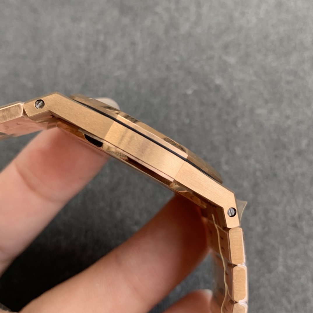 Audemars Piguet JF出品 连 都很难买的AP女款到货啦 皇家橡树系列中的女士腕表 其 型号为67651ST