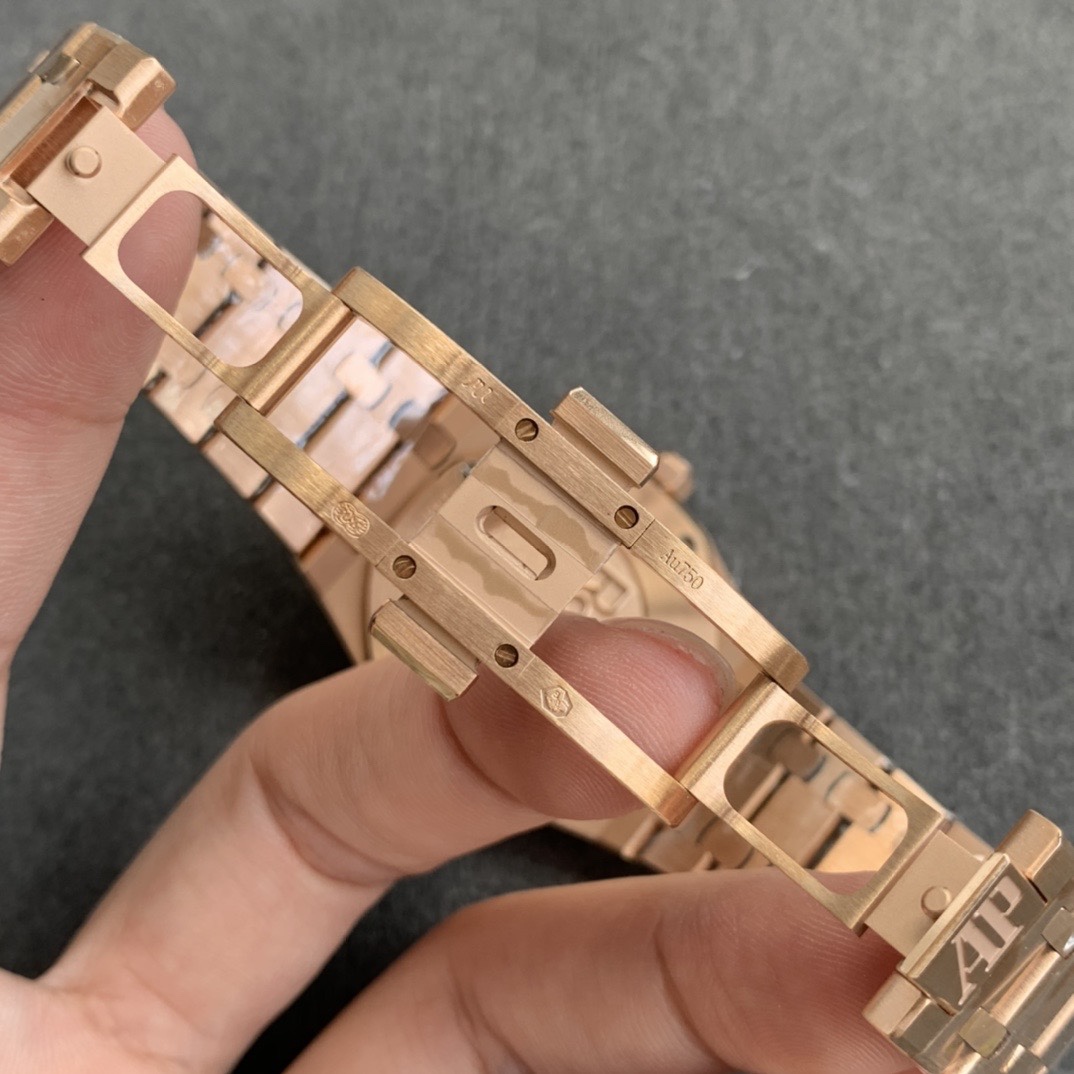 Audemars Piguet JF出品 连 都很难买的AP女款到货啦 皇家橡树系列中的女士腕表 其 型号为67651ST