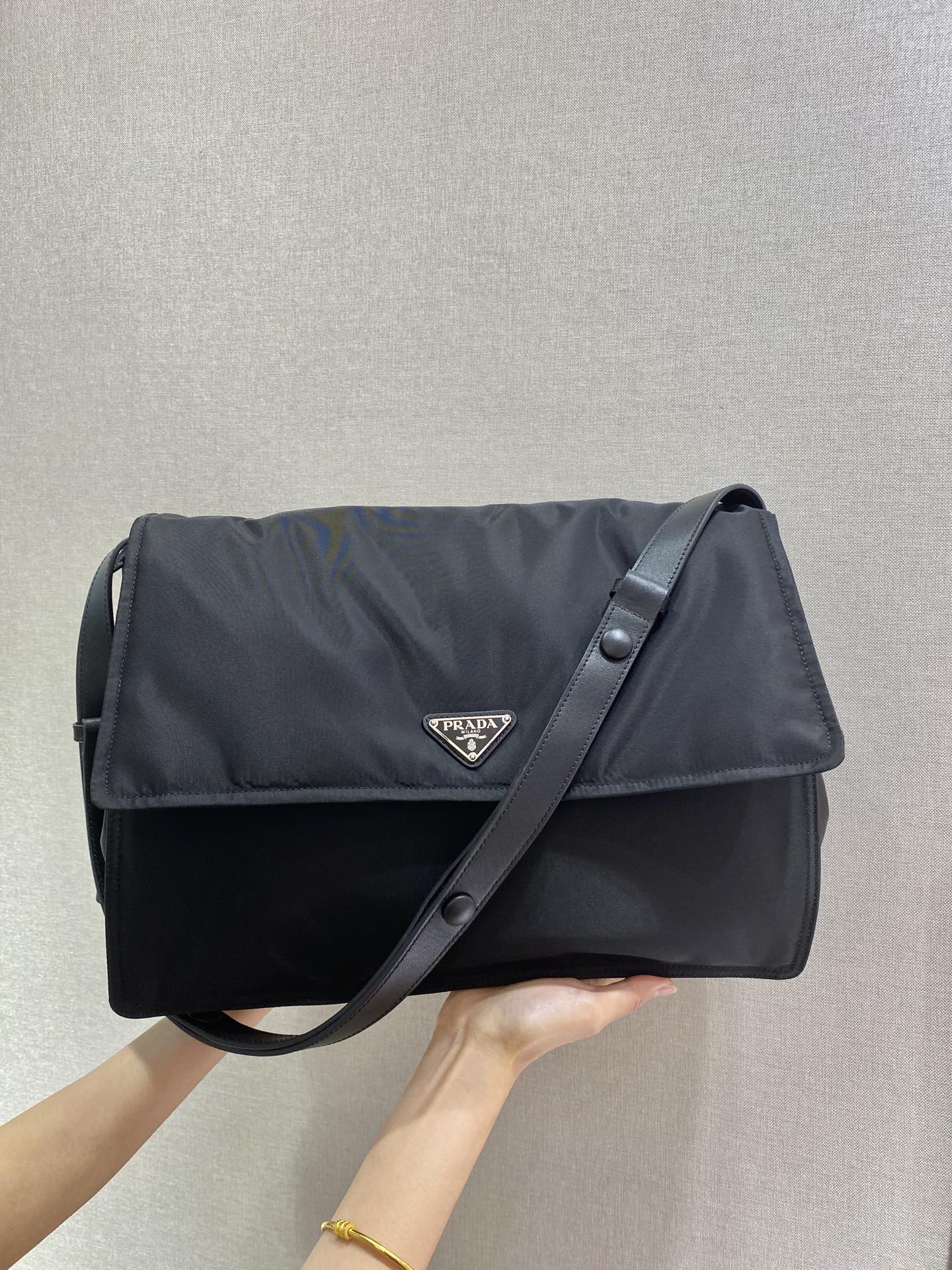 NO:206124,Hot-selling postman bags, 2 bags, 1 bag, dual-purpose, multiple methods of backing. Detailed pictures of the back bag that can be detached, and can be used as a clutch. It is great. Long 36x high 26cm, Prada, prada19860909爆款邮差包 2个包组合成,1包两用多种背法 背面包可拆卸的详细图,又可斜跨和当手包,太棒了 长36x高26cm,普拉达,prada,Bag