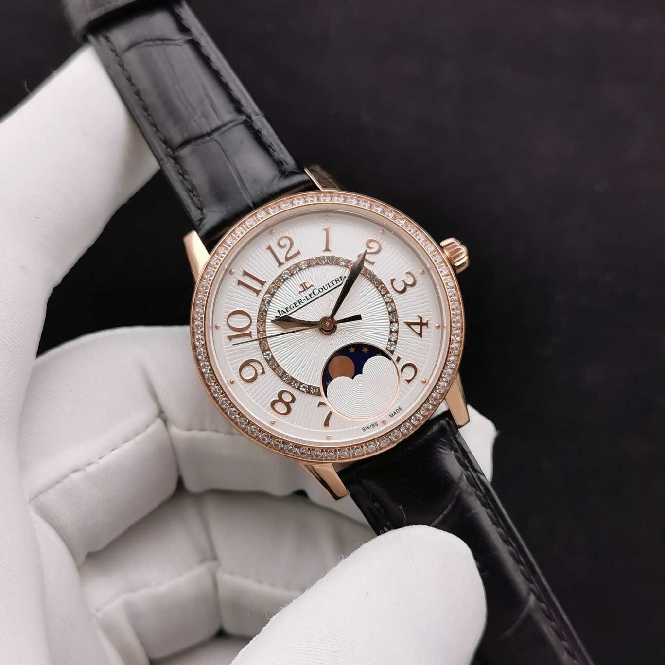 NO:385272,TWC (moon phase) Jaeger-LeCoultre Dating 3578430 Series Star Moon Phase Watch [Shell Cover] New convex line design, equipped with double Bulan gem glass, visually thinner and more artistic [Watch strap] Choose Italian cowhide strap, soft leather, full of comfort [Movement] Imported machine is converted into original cal.925A/1 automatic movement (without plywood) with day and night display function [Size] Diameter 34 mm, thickness 10 mm [Pinstant] Top-grade burnt steel blue & high-gloss rose gold double pairing [Moon phase disc] Special adjustment of dark blue scenery as the bottom, matched with lively moon and stars, showing the vast starry sky more vividly. Among them, the white moon phase has a luminous effect, jaeger-lecoultre,cowhide19860909TWC（月相款） 积家 约会3578430系列星辰月相腕表【壳套】全新凸型线设计 配置双卜兰宝石玻璃 视觉上更薄更具艺术气质【表带】选用意大利牛皮表带 皮质柔软 舒适感十足【机芯】进口机改原装cal.925A/1自动上链机芯（不加夹板） 具昼夜显示功能【尺寸】直径34毫米,厚度10毫米【表针】顶级烧钢蓝&高光玫瑰金双项搭配【月相盘】特调深蓝景空为底 搭配活色月亮星辰 更形象生动地展现浩瀚星空 其中 白色月相更是具备夜光效果哦,,jaeger-lecoultre,cowhide,Watch