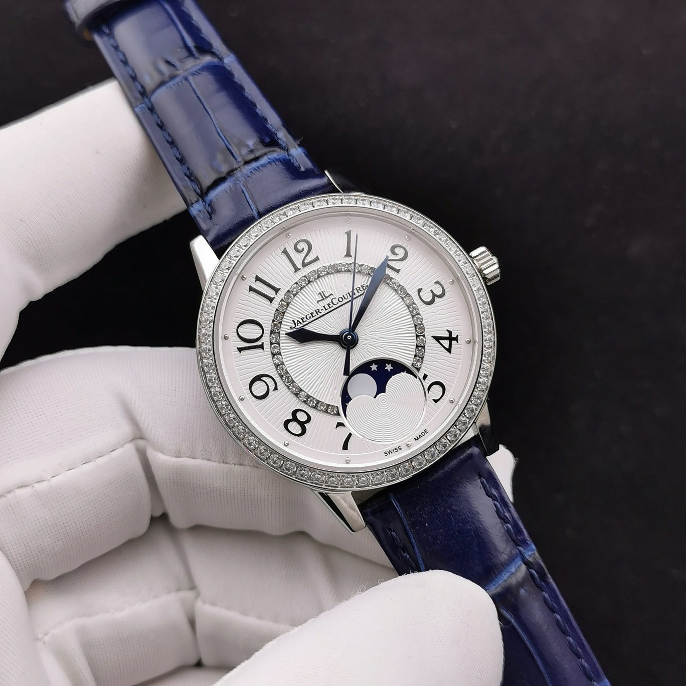 NO:385257,TWC Jaeger-LeCoultre Dating 3578430 Series Star Moon Phase Watch [Shell Cover] New Convex Line Design, equipped with Double Bulan Gem Glass, Visually Thinner and Artistic [Wristband] Choose Italian cowhide strap, soft leather, full of comfort [Movement] Imported machine is converted into original cal.925A/1 automatic movement (without plywood) with day and night display function [Size] Diameter 34 mm, thickness 10 mm [Pinstant] Top-grade burnt steel blue & high-gloss rose gold double-neck combination [Moon phase disc] Special adjustment of dark blue scenery as the bottom, matched with lively moon and stars, showing the vast starry sky more vividly. Among them, the white moon phase has a luminous effect, jaeger-lecoultre,cowhide19860909TWC 积家 约会3578430系列星辰月相腕表【壳套】全新凸型线设计 配置双卜兰宝石玻璃 视觉上更薄更具艺术气质【表带】选用意大利牛皮表带 皮质柔软 舒适感十足【机芯】进口机改原装cal.925A/1自动上链机芯（不加夹板） 具昼夜显示功能【尺寸】直径34毫米,厚度10毫米【表针】顶级烧钢蓝&高光玫瑰金双项搭配【月相盘】特调深蓝景空为底 搭配活色月亮星辰 更形象生动地展现浩瀚星空 其中 白色月相更是具备夜光效果哦,,jaeger-lecoultre,cowhide,Watch