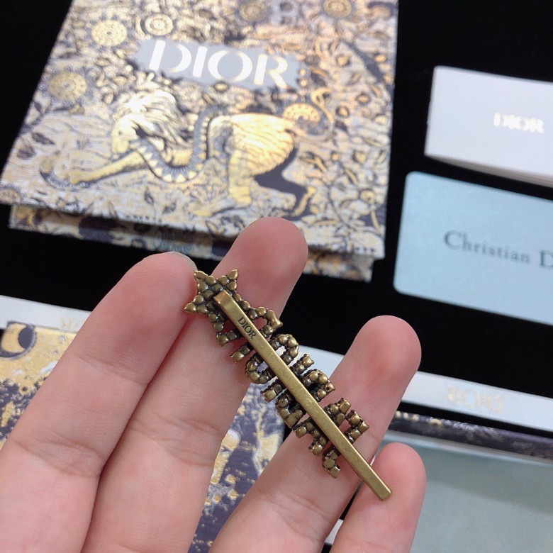 Luxurious Diordio Letter and Star Hair Clips with Diamonds for ¥180. - 图片 3