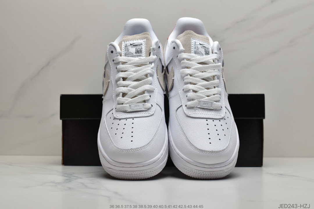 150 公司级 Air FORCE 1 Lx 空军解构鞋款整体以最经典的纯白 Air Force 1 为设计蓝本BV0740-100