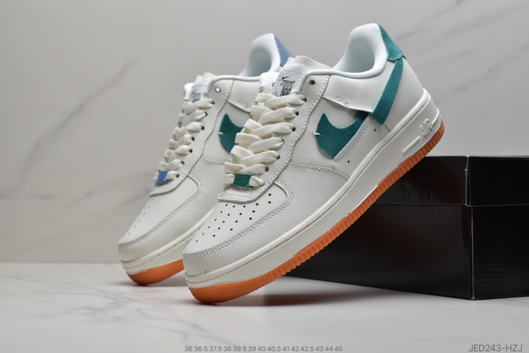 150 公司级 Air FORCE 1 Lx 空军解构鞋款整体以最经典的纯白 Air Force 1 BV0740-100
