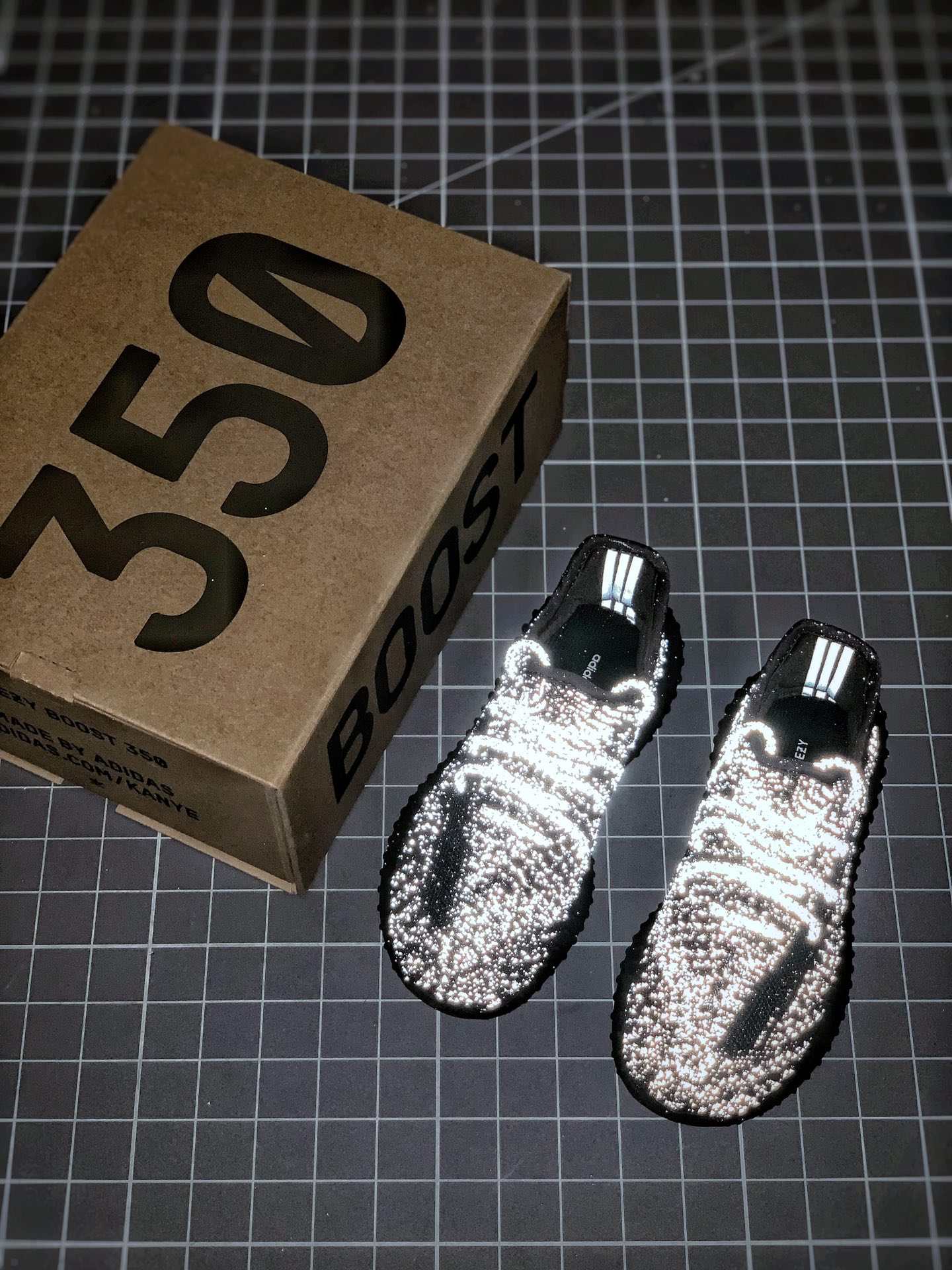 230  Yeezy 350v2 ”Black” 黑满天星童鞋同步官方发售版本