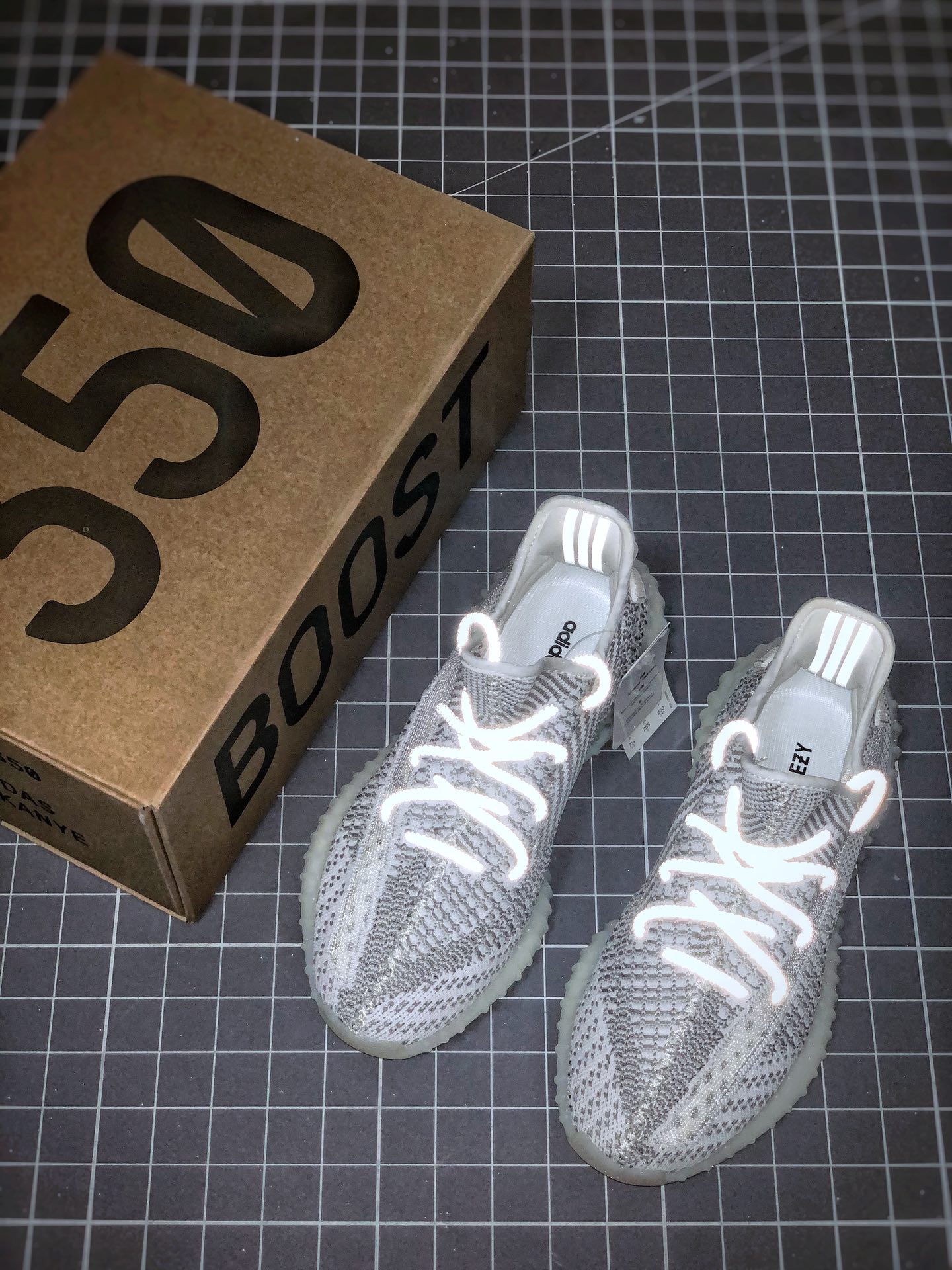 200 Adidas Yeezy 350 Boost V2  “Static Refective” 白天使
