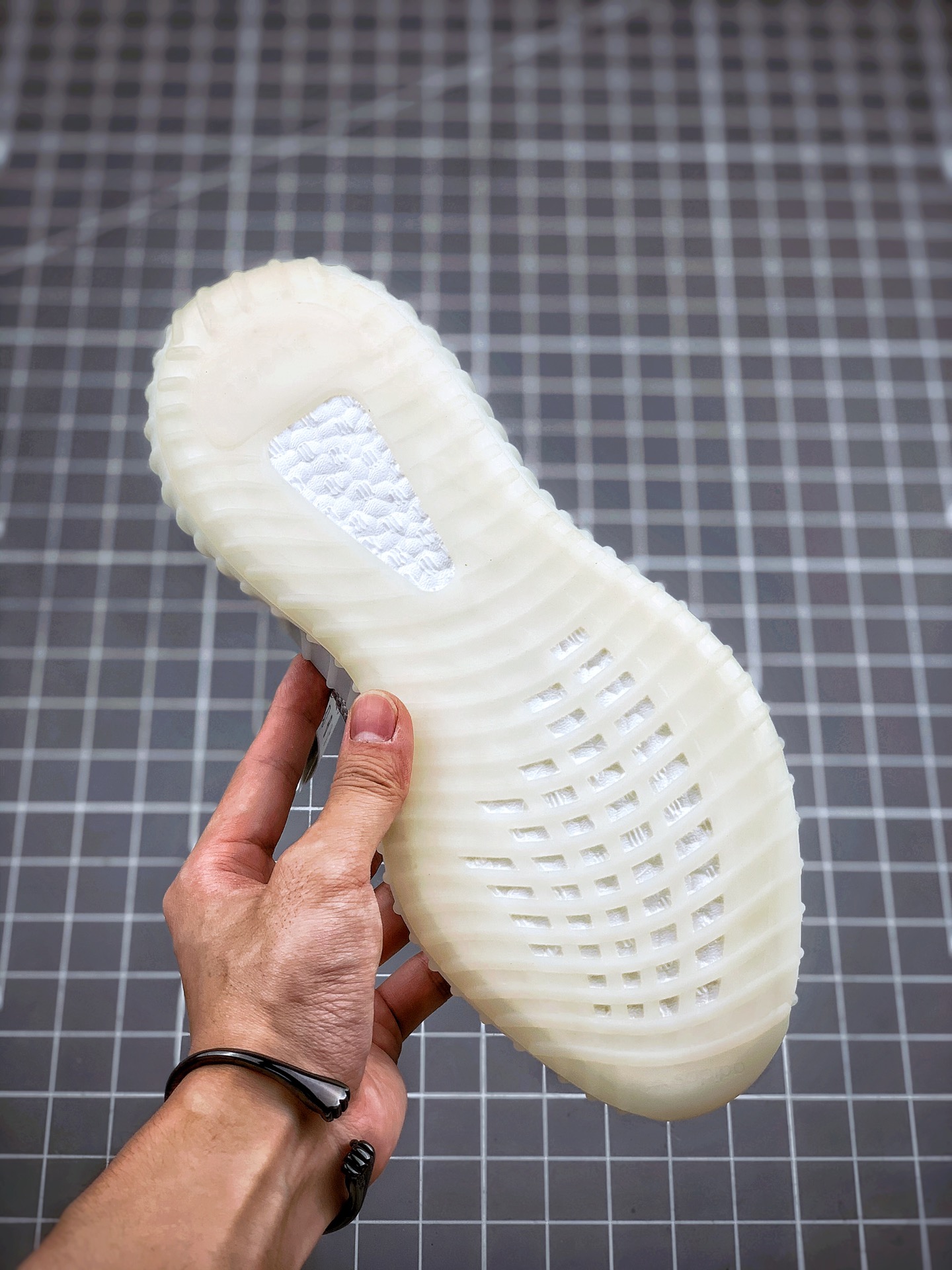 200 Adidas Yeezy 350 Boost V2  “Static Refective” 白天使