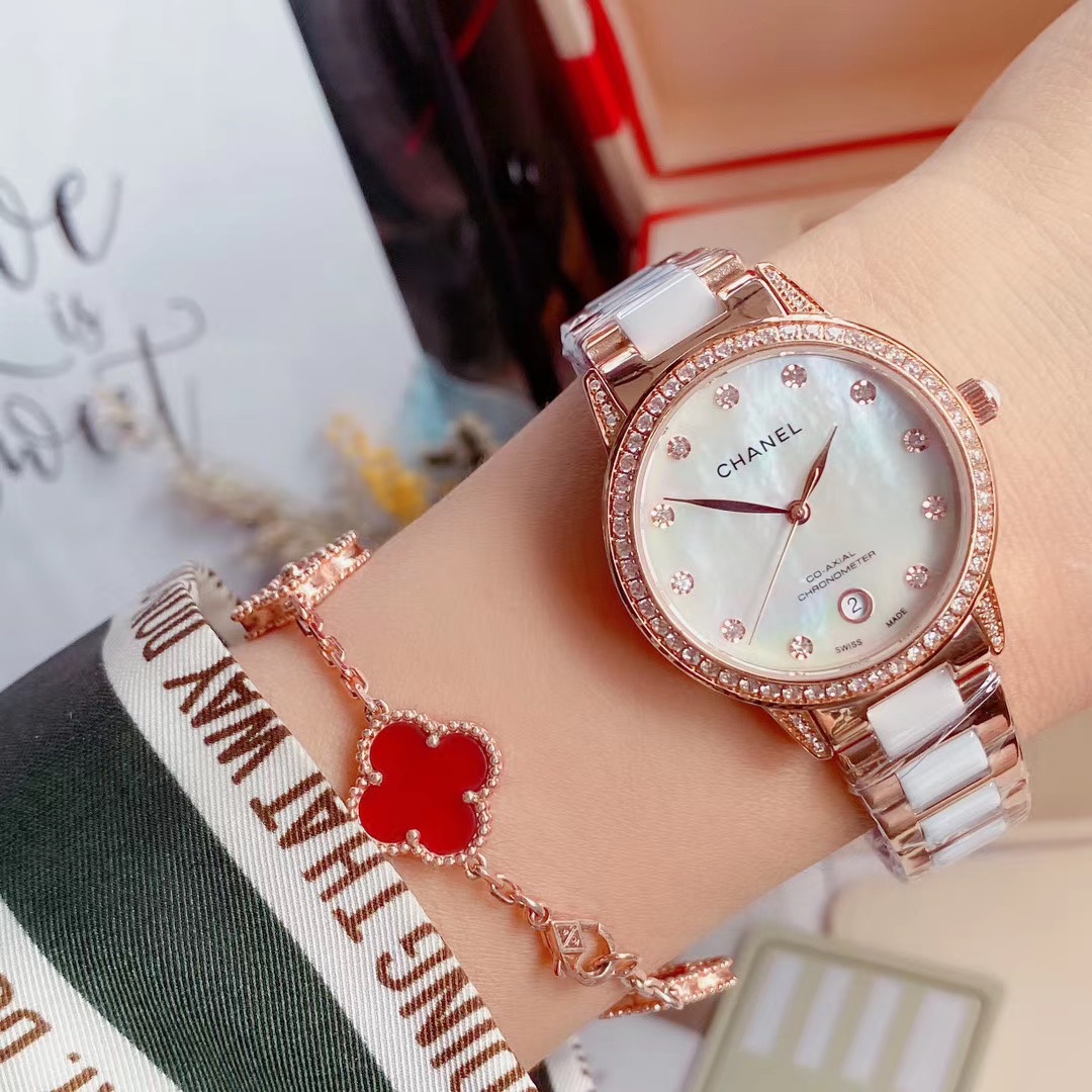 💰350香奈儿⌚️颜值气质单品优雅唯美.316精钢壳套手工全镶嵌施华洛水晶钻，独具一格，美不可言另有光圈更彰显个性采用珍藏版深海贝母表盘，更显珍贵进口石英机芯，搭配时下最in最火的陶瓷间全钢表带。璀璨时符恒久夺目尺寸32mm*8mm