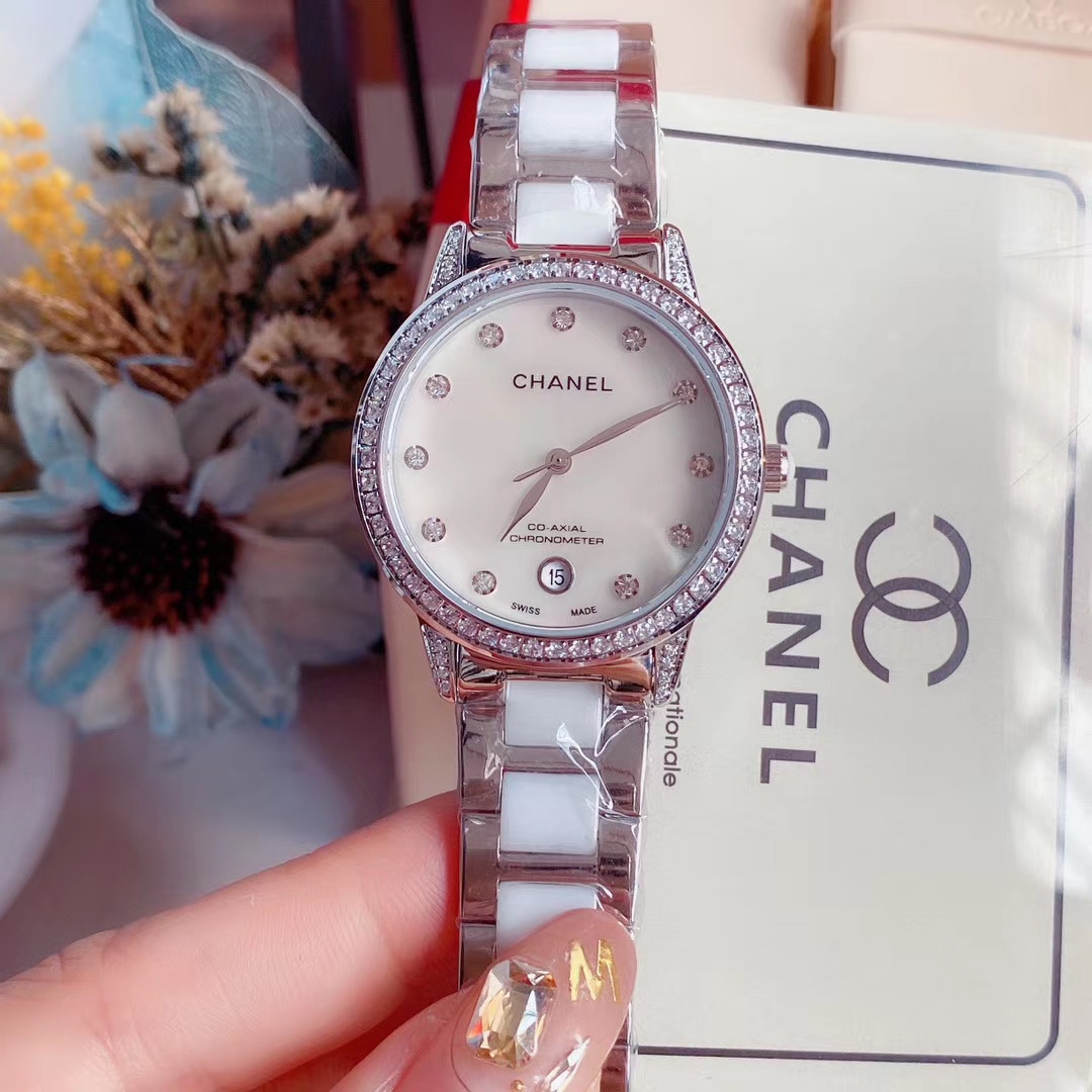 💰350香奈儿⌚️颜值气质单品优雅唯美.316精钢壳套手工全镶嵌施华洛水晶钻，独具一格，美不可言另有光圈更彰显个性采用珍藏版深海贝母表盘，更显珍贵进口石英机芯，搭配时下最in最火的陶瓷间全钢表带。璀璨时符恒久夺目尺寸32mm*8mm