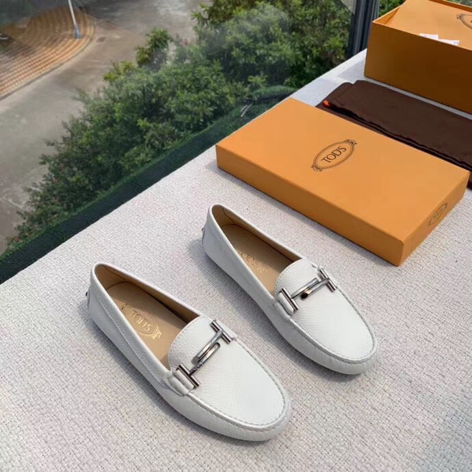 NO:649046,Ready-stock TOD'S women's shoes. Highest quality. Comes with a full set of packaging. Material: imported cowhide + high-quality cowhide lining. Features: comfortable, elegant, fashionable, handmade to create the perfect shoes that suit you. Color: white 35-40 standard size, loafers, Tod's, loafers, cowhide.19860909现货TOD'S托德斯豆豆女鞋 最高品质 配全套包装  材质:进口牛皮+优质牛皮内里 特点:舒适 优雅 时尚 纯手工制作  打造最适合你的完美鞋履  颜色: 白色 35-40 标准码,乐福鞋,Tod's,loafers,cowhide,Women's Shoes