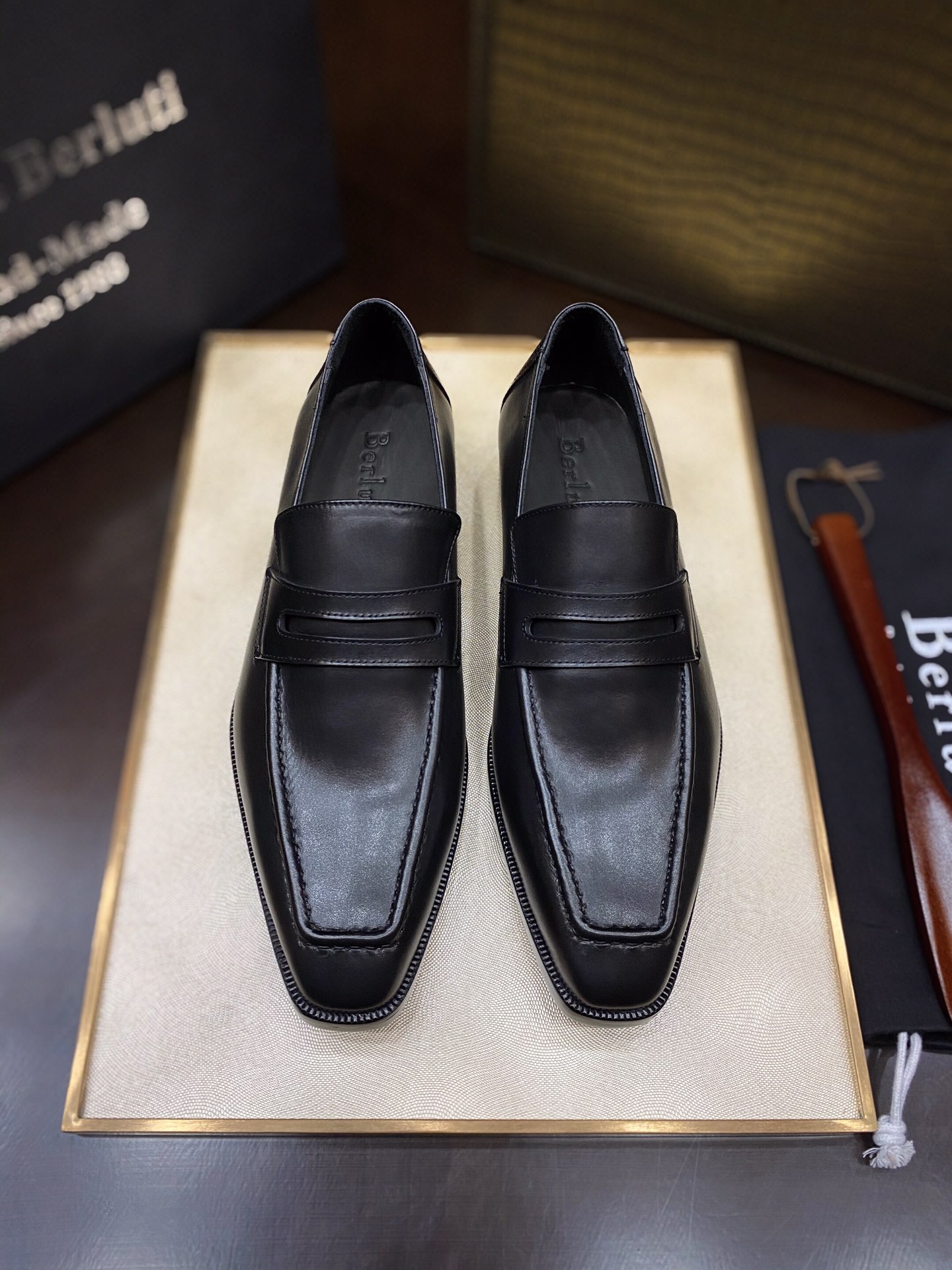 NO:346660,Classic black ruthless goods are finally shipped. The most expensive shoes in the world, with the promotional slogan 