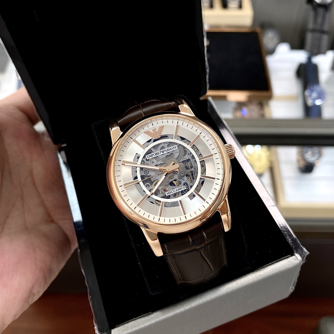 （官方同步日本进口机芯）
品牌：阿玛尼-Armani🏅🏅
类型：男士腕表🎉🎉
壳套：顶级版316精钢L
表带：进口小牛皮表带/316L精钢表带
机芯：官方同步日本进口机芯⚙️
镜面：矿物质防刮镜面玻璃
尺寸：直径42mm厚12mm

🍷精致传承真实效果，品质保证！
‼️优雅格调瞬间提摄男士魅力，更是品位与生活尊贵象征！