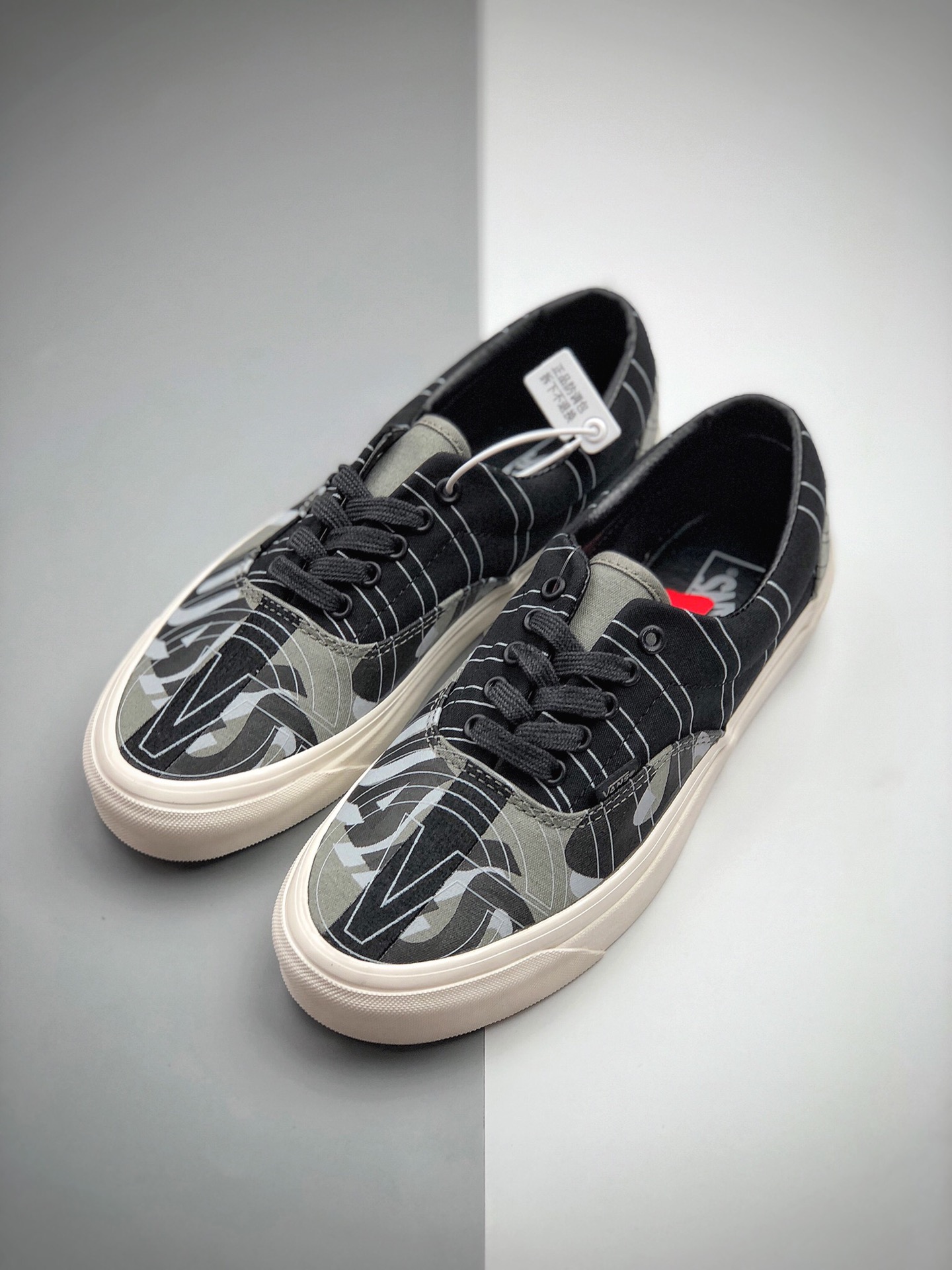 150  Vans 经典系列 Authentic帆布鞋男女彩色印花 VNOA2RR1VY8