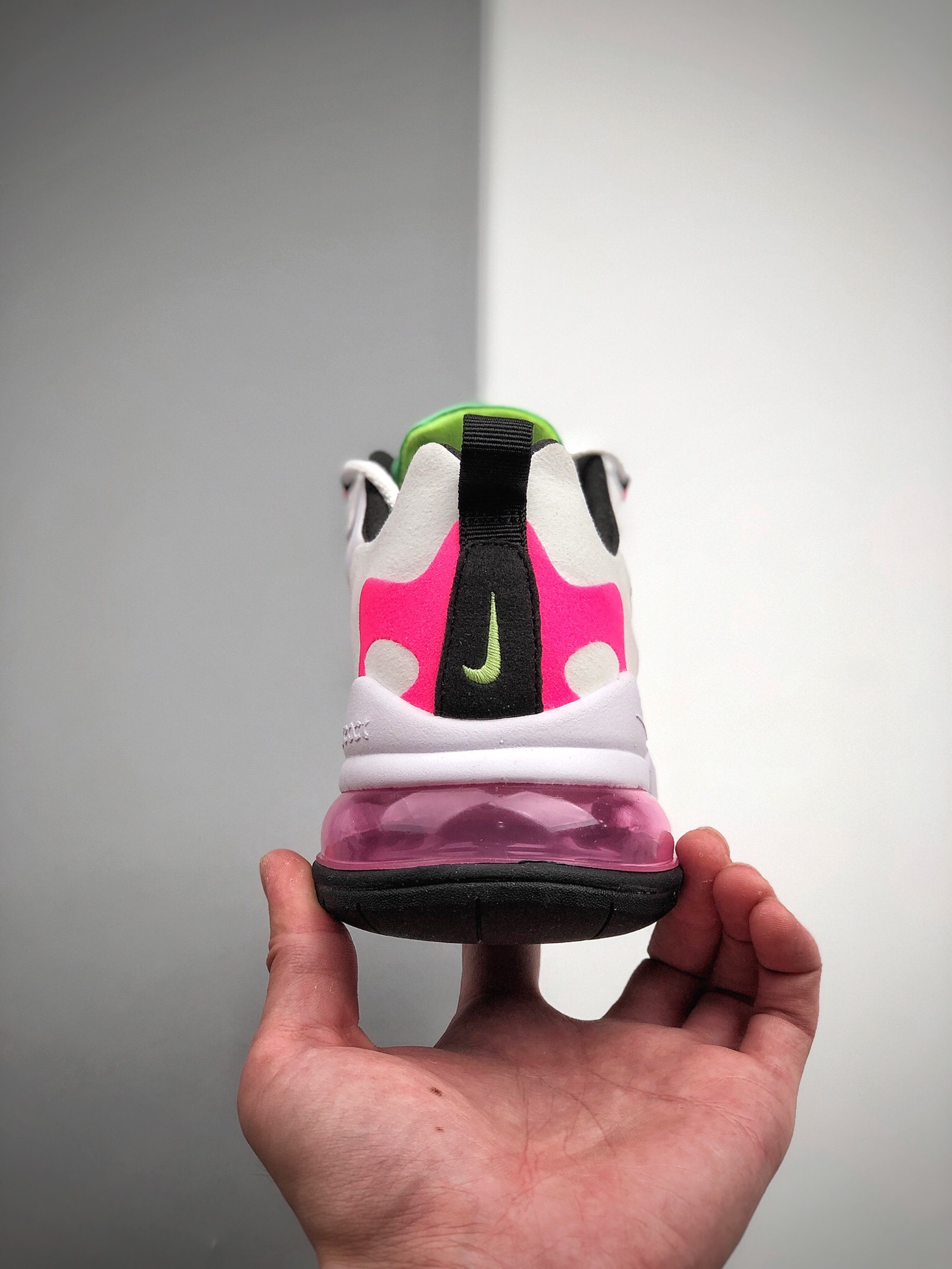 180 耐克 Nike React Air Max 270 React 高桥盾网纱系列 机能半气垫跑步鞋 。具备时尚风格和舒适感受，演绎未来风范。柔软泡棉中底搭载大体积 Max Air 气垫，造就传统运动鞋可望而不可及的缓震配置。舒适弹性内衬带来如袜子般的贴合感，在你大显身手时带来稳固锁定的出众脚感。 货号：CJ0619-101 码数：36 36.5 37 38 38.5 39