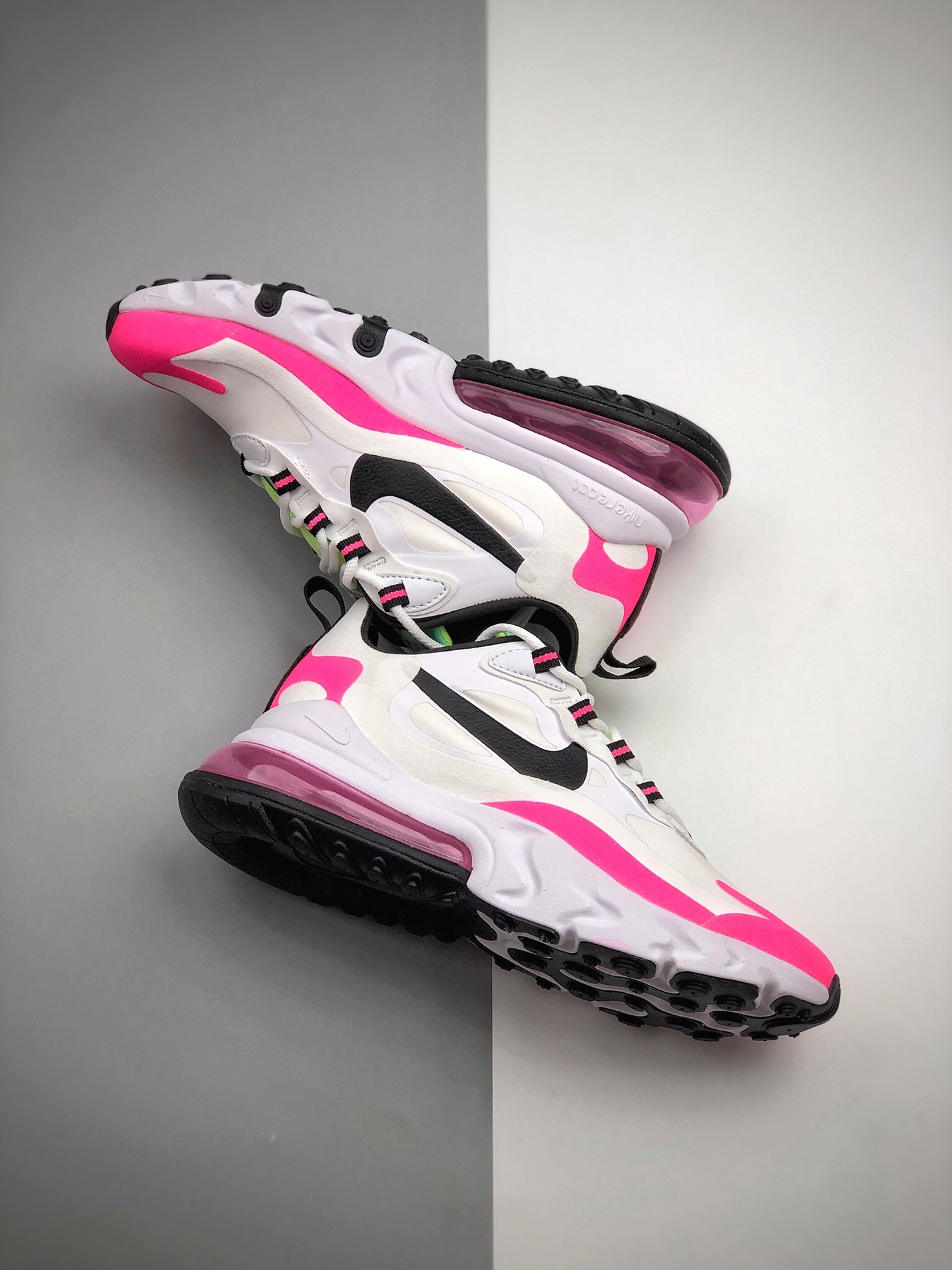 180 耐克 Nike React Air Max 270 React 高桥盾网纱系列 机能半气垫跑步鞋 。具备时尚风格和舒适感受，演绎未来风范。柔软泡棉中底搭载大体积 Max Air 气垫，造就传统运动鞋可望而不可及的缓震配置。舒适弹性内衬带来如袜子般的贴合感，在你大显身手时带来稳固锁定的出众脚感。 货号：CJ0619-101 码数：36 36.5 37 38 38.5 39
