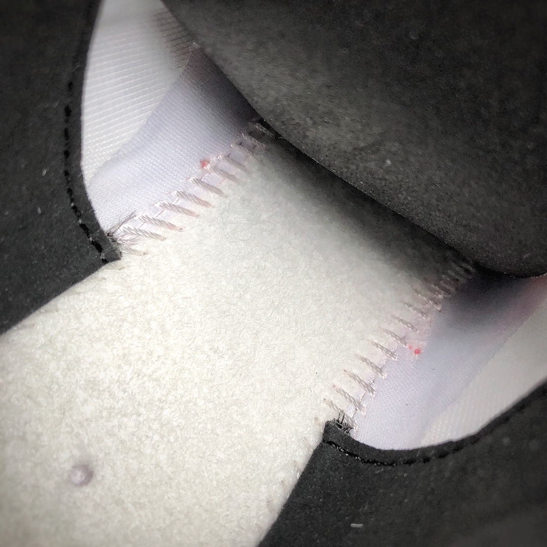 180 耐克 Nike React Air Max 270 React 高桥盾网纱系列 机能半气垫跑步鞋 。具备时尚风格和舒适感受，演绎未来风范。柔软泡棉中底搭载大体积 Max Air 气垫，造就传统运动鞋可望而不可及的缓震配置。舒适弹性内衬带来如袜子般的贴合感，在你大显身手时带来稳固锁定的出众脚感。 货号：CJ0619-101 码数：36 36.5 37 38 38.5 39