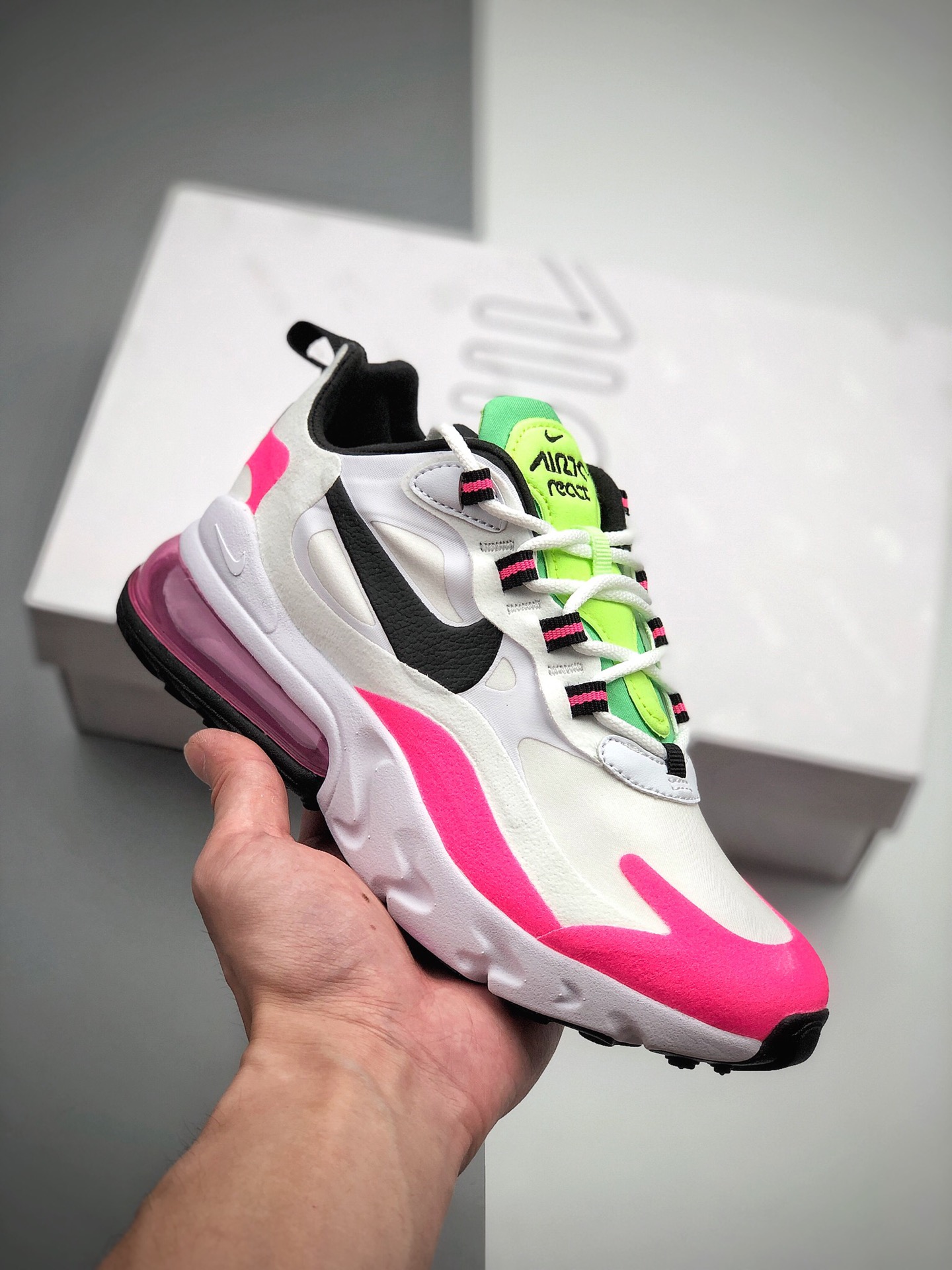 180 耐克 Nike React Air Max 270 React 高桥盾网纱系列 机能半气垫跑步鞋 。具备时尚风格和舒适感受，演绎未来风范。柔软泡棉中底搭载大体积 Max Air 气垫，造就传统运动鞋可望而不可及的缓震配置。舒适弹性内衬带来如袜子般的贴合感，在你大显身手时带来稳固锁定的出众脚感。 货号：CJ0619-101 码数：36 36.5 37 38 38.5 39