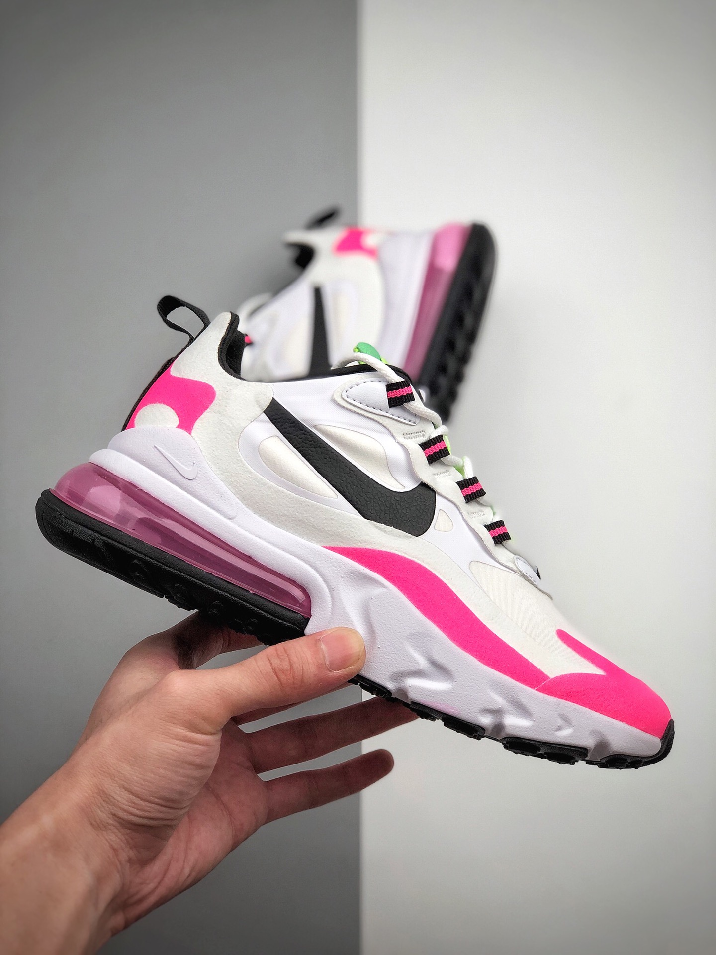 180 耐克 Nike React Air Max 270 React 高桥盾网纱系列 机能半气垫跑步鞋 。具备时尚风格和舒适感受，演绎未来风范。柔软泡棉中底搭载大体积 Max Air 气垫，造就传统运动鞋可望而不可及的缓震配置。舒适弹性内衬带来如袜子般的贴合感，在你大显身手时带来稳固锁定的出众脚感。 货号：CJ0619-101 码数：36 36.5 37 38 38.5 39