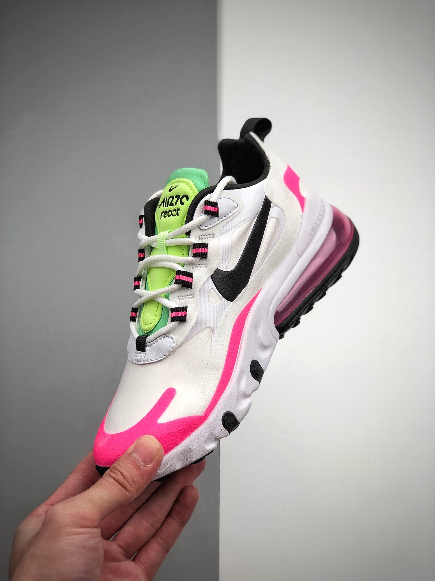 180 耐克 Nike React Air Max 270 React 高桥盾网纱系列 机能半气垫跑步鞋 。具备时尚风格和舒适感受，演绎未来风范。柔软泡棉中底搭载大体积 Max Air 气垫，造就传统运动鞋可望而不可及的缓震配置。舒适弹性内衬带来如袜子般的贴合感，在你大显身手时带来稳固锁定的出众脚感。 货号：CJ0619-101 码数：36 36.5 37 38 38.5 39